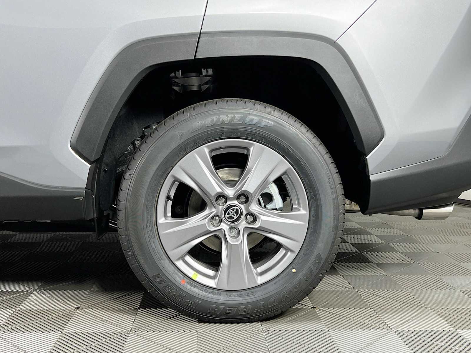 2025 Toyota RAV4 XLE - Photo 19