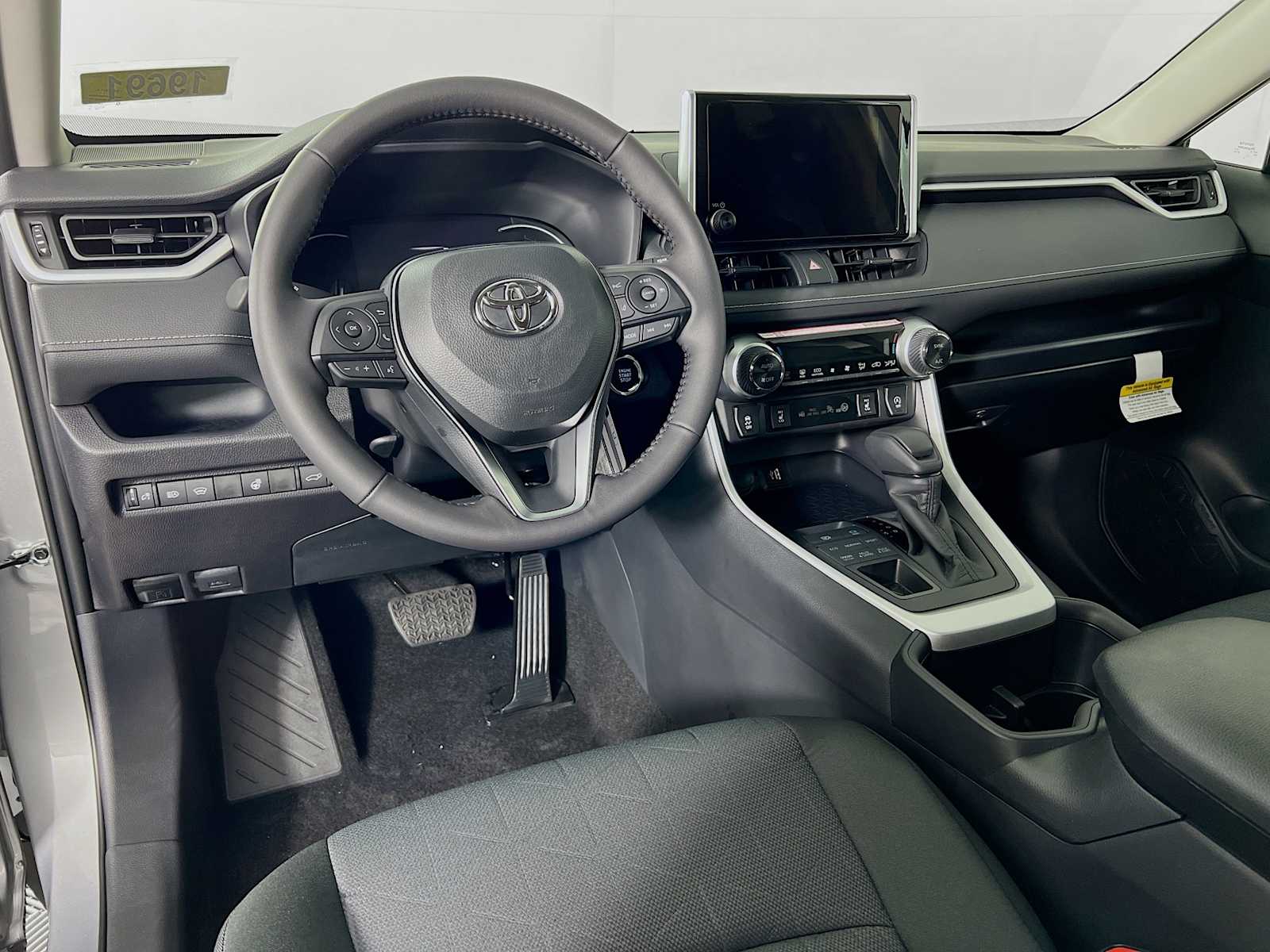 2025 Toyota RAV4 XLE - Photo 6