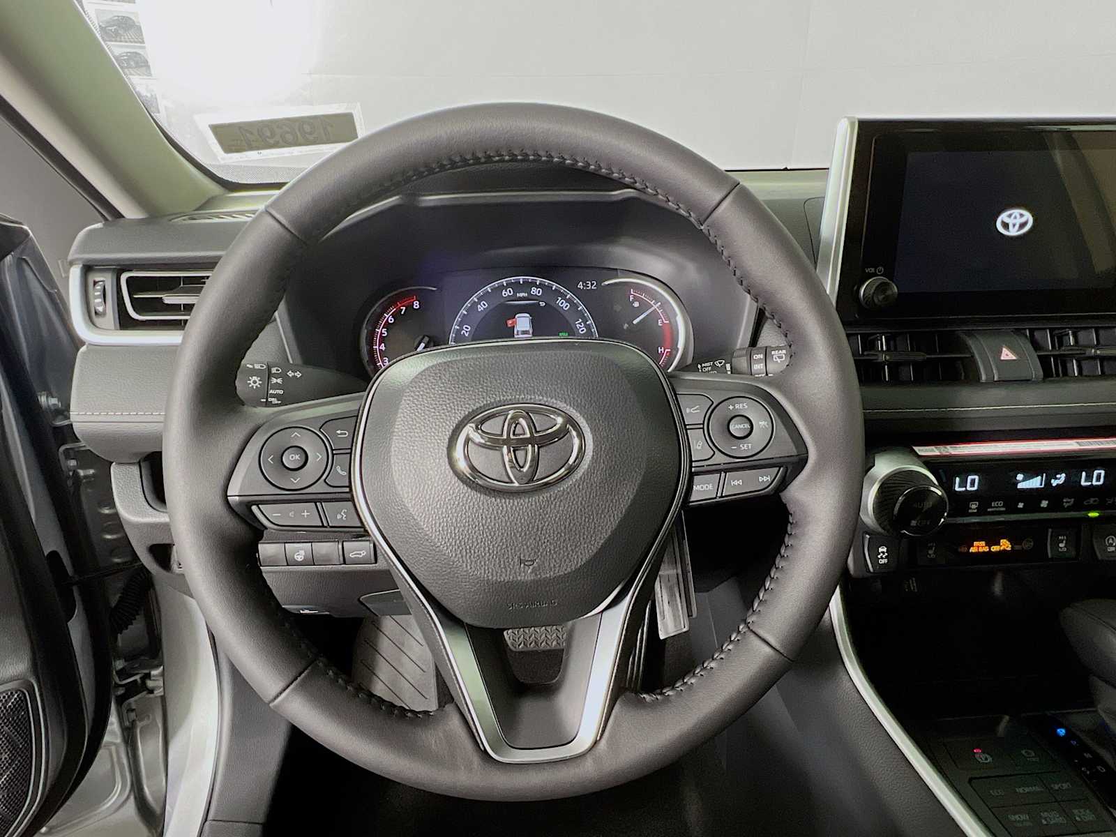 2025 Toyota RAV4 XLE - Photo 7