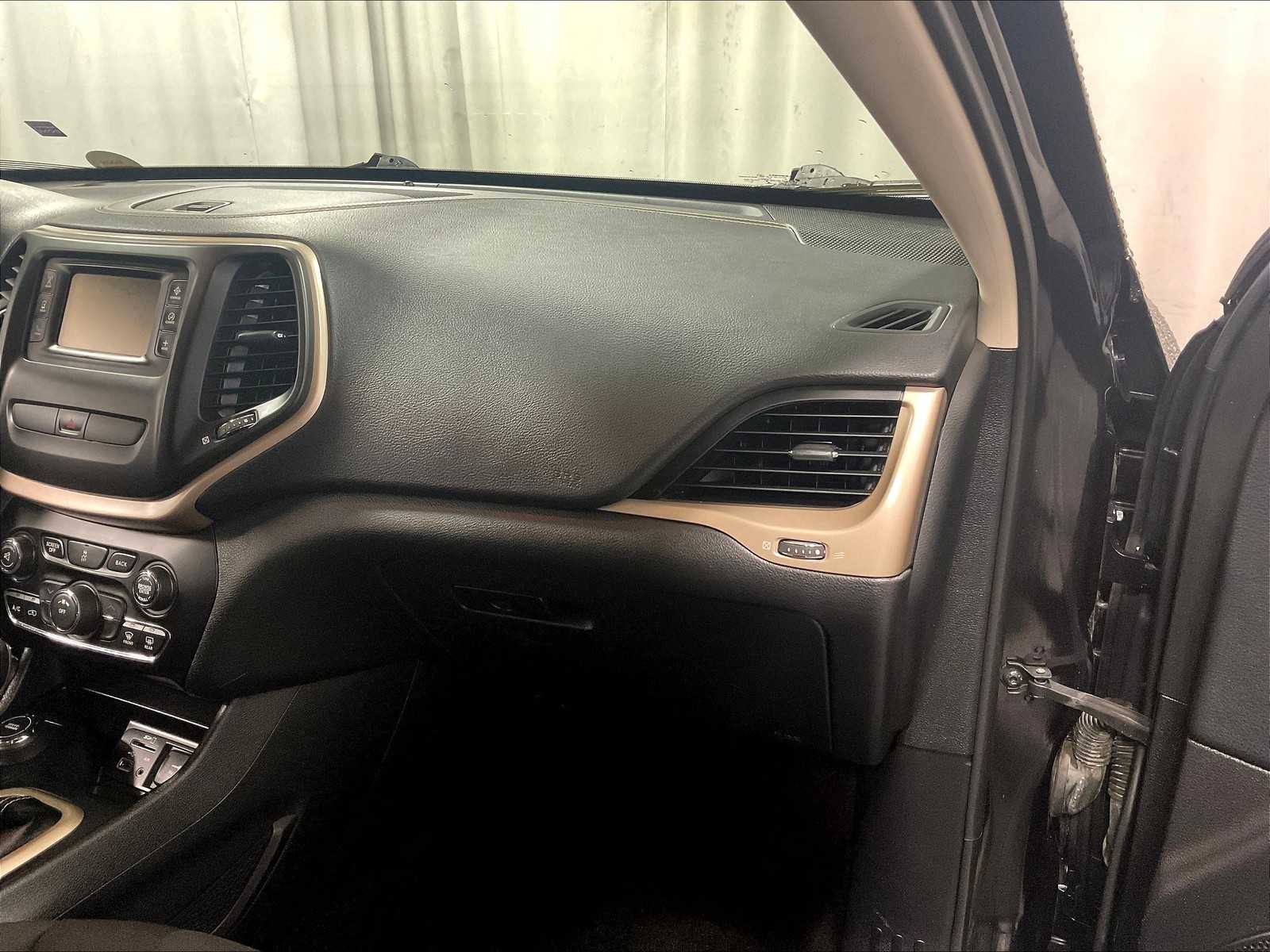 2016 Jeep Cherokee Altitude - Photo 13
