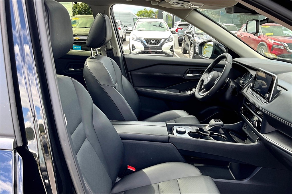2024 Nissan Rogue SV - Photo 11