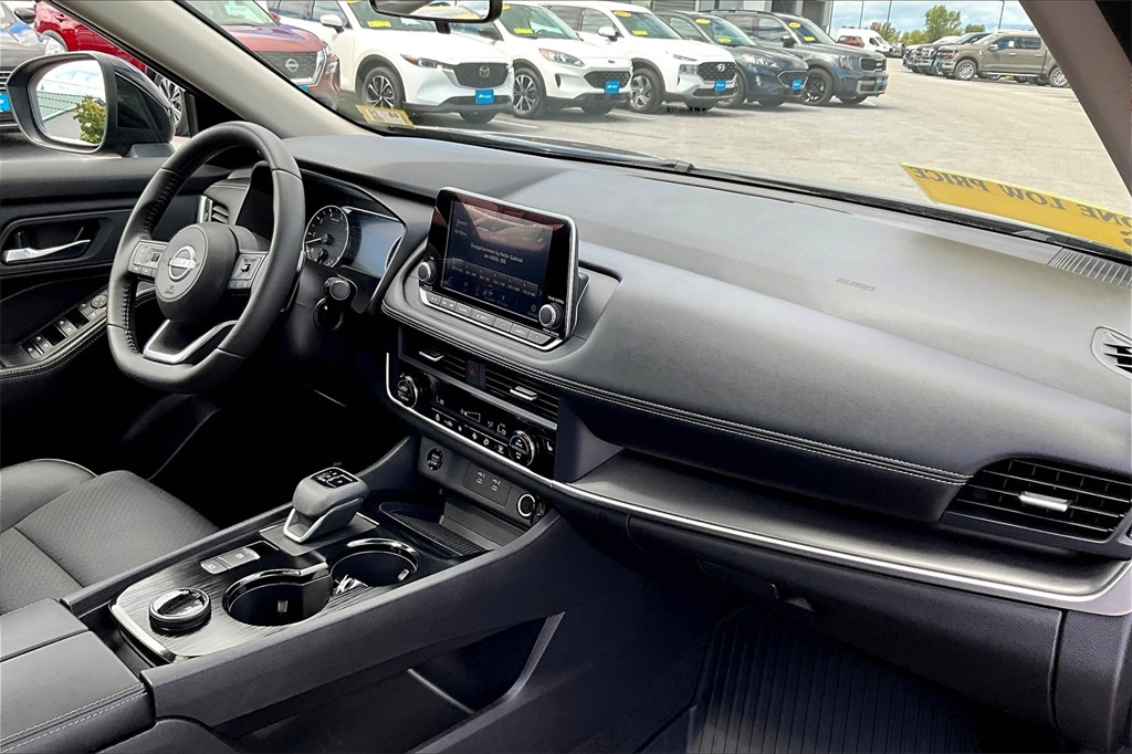 2024 Nissan Rogue SV - Photo 14