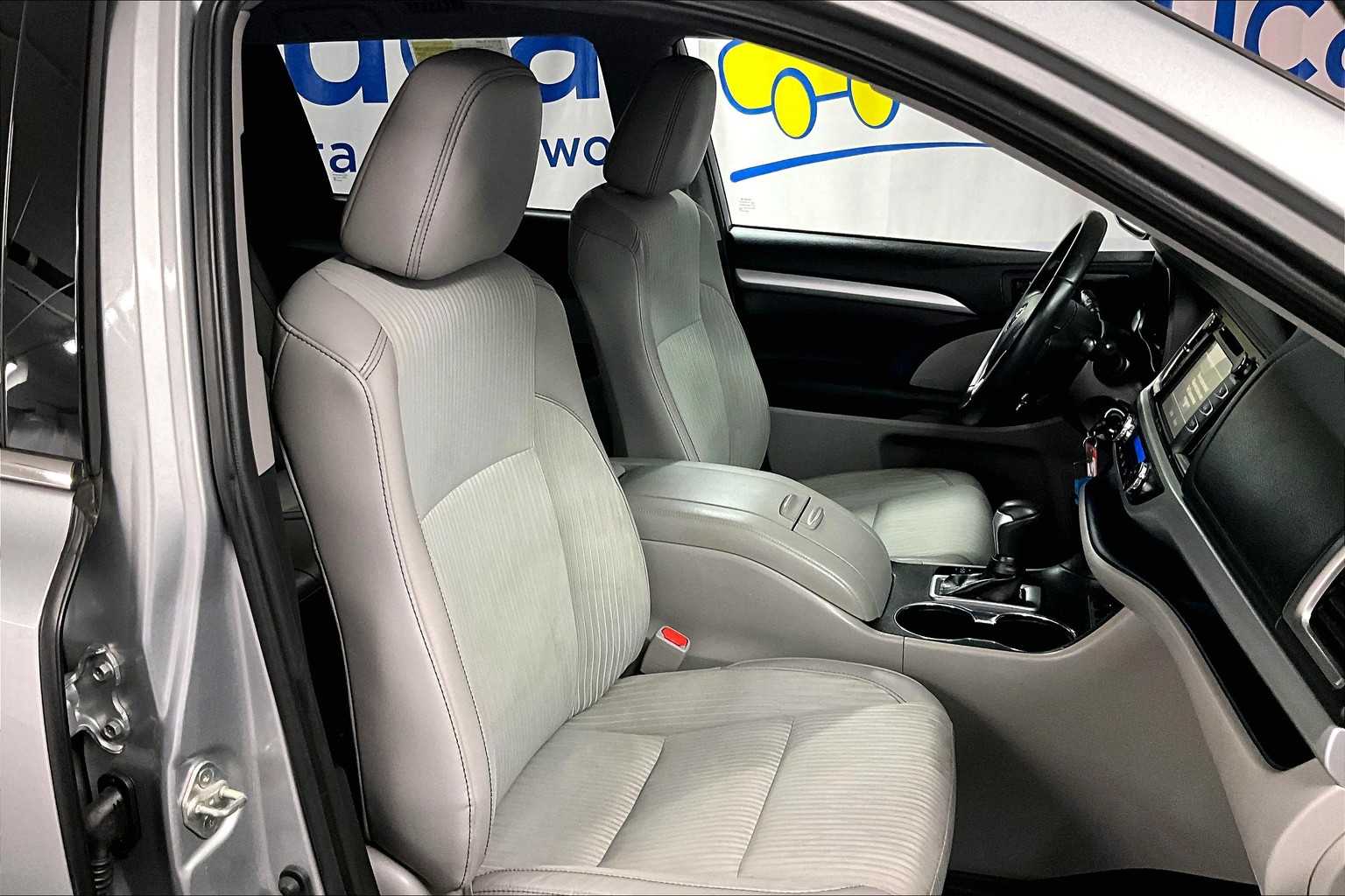 2019 Toyota Highlander LE - Photo 11