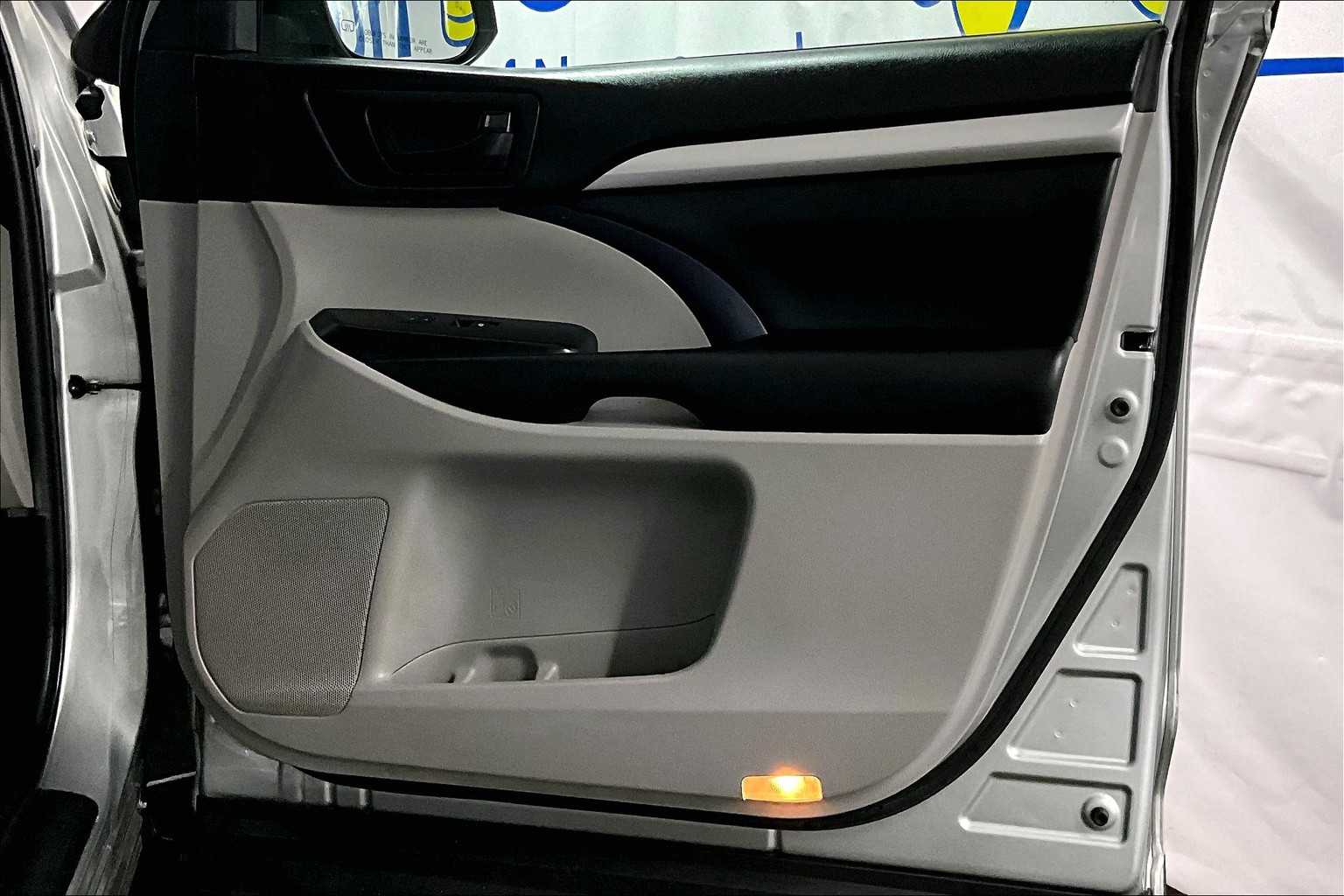2019 Toyota Highlander LE - Photo 12