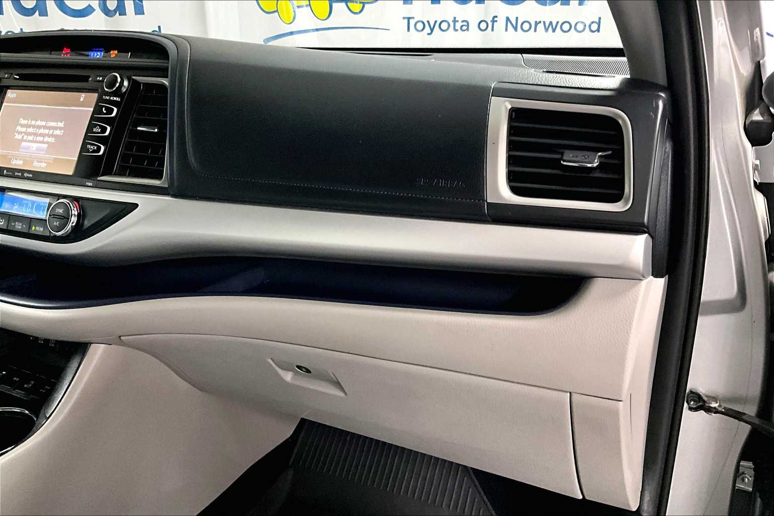 2019 Toyota Highlander LE - Photo 13