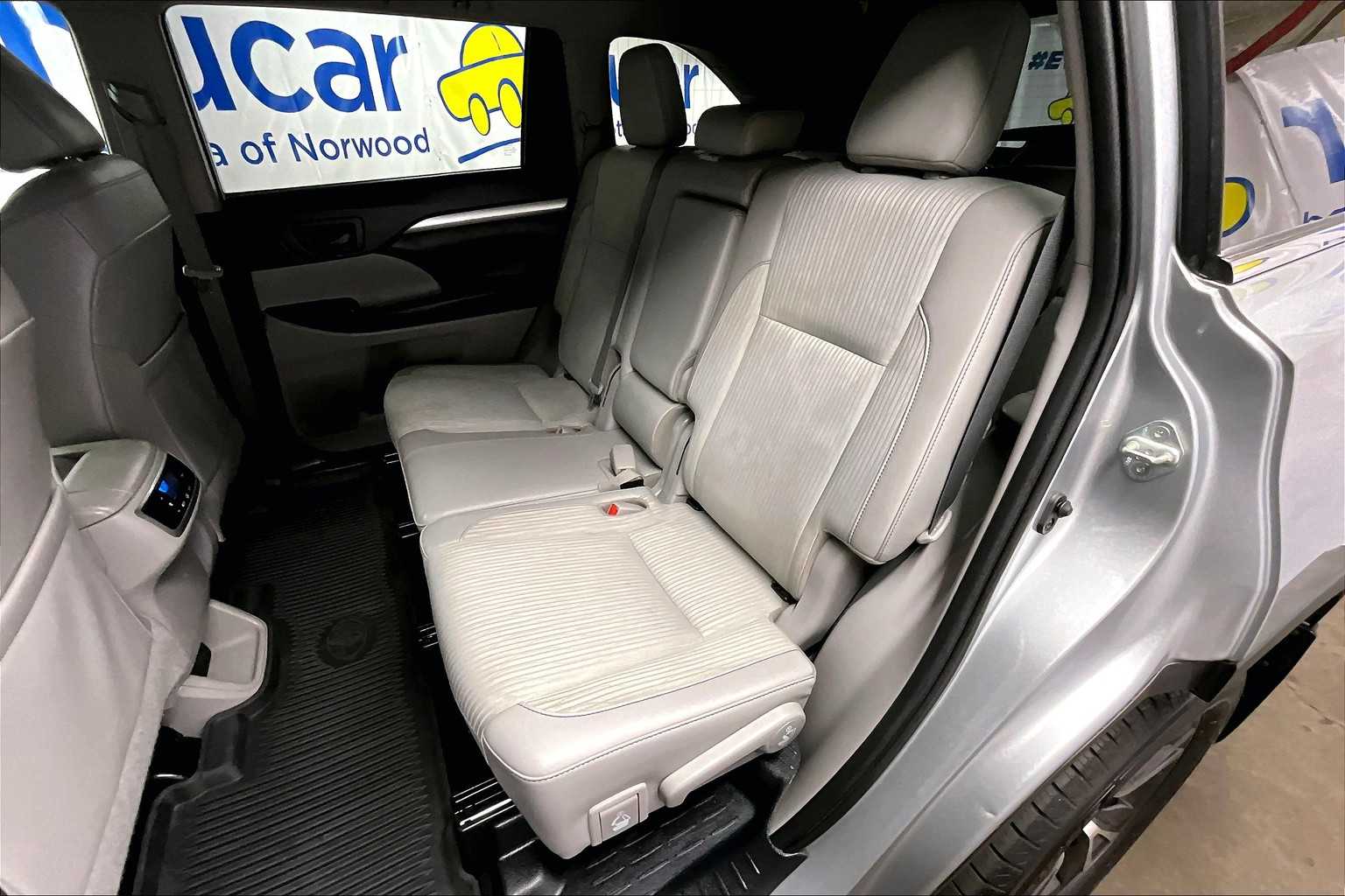 2019 Toyota Highlander LE - Photo 15