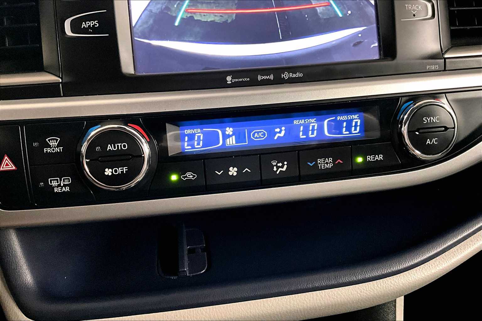 2019 Toyota Highlander LE - Photo 26