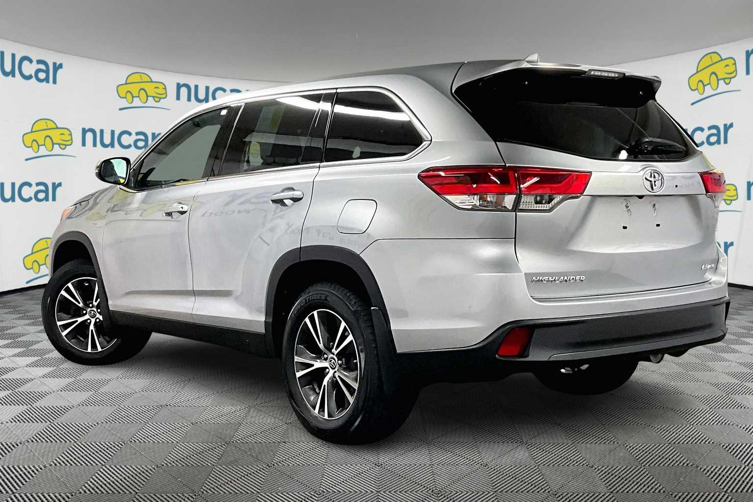 2019 Toyota Highlander LE - Photo 4