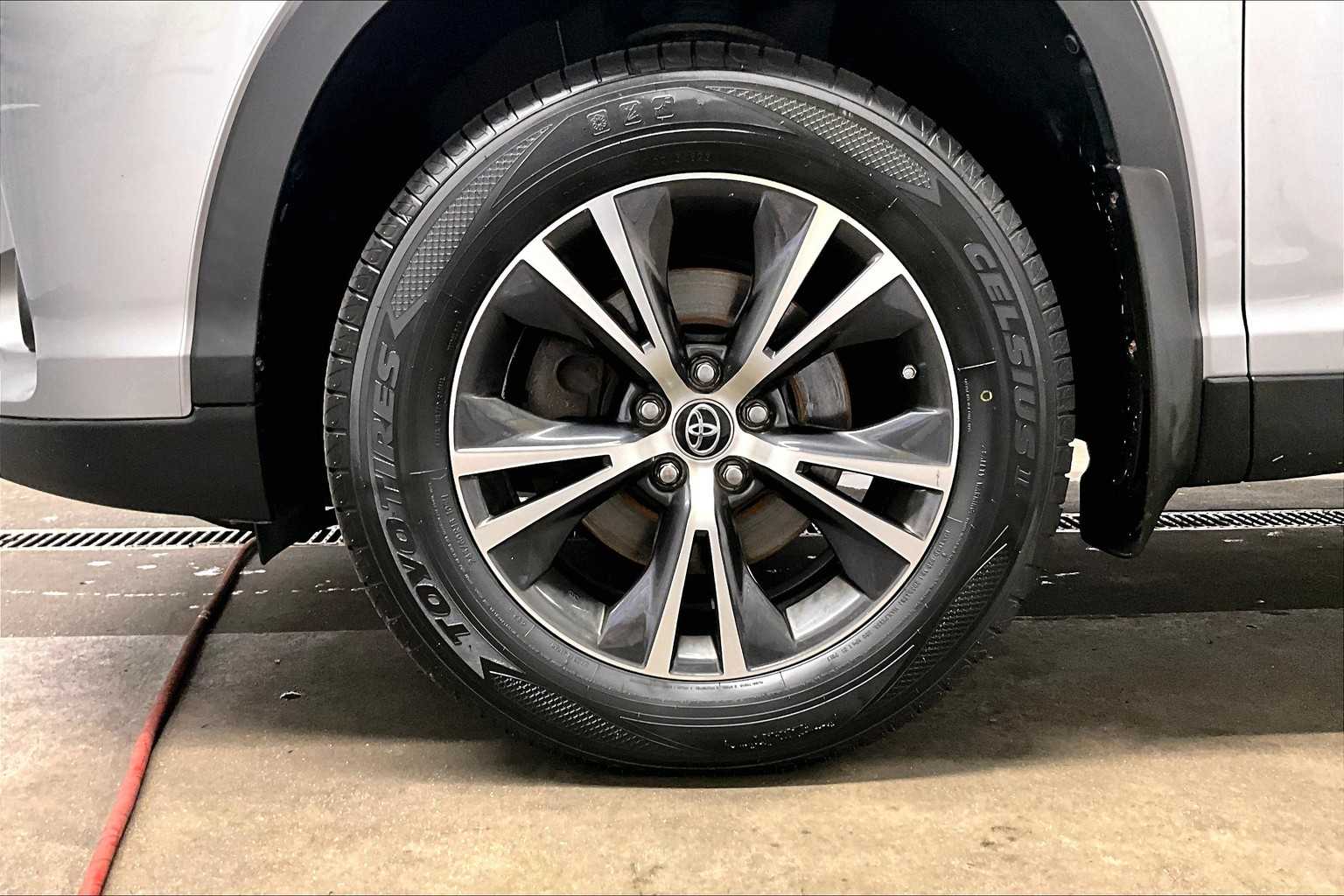 2019 Toyota Highlander LE - Photo 7