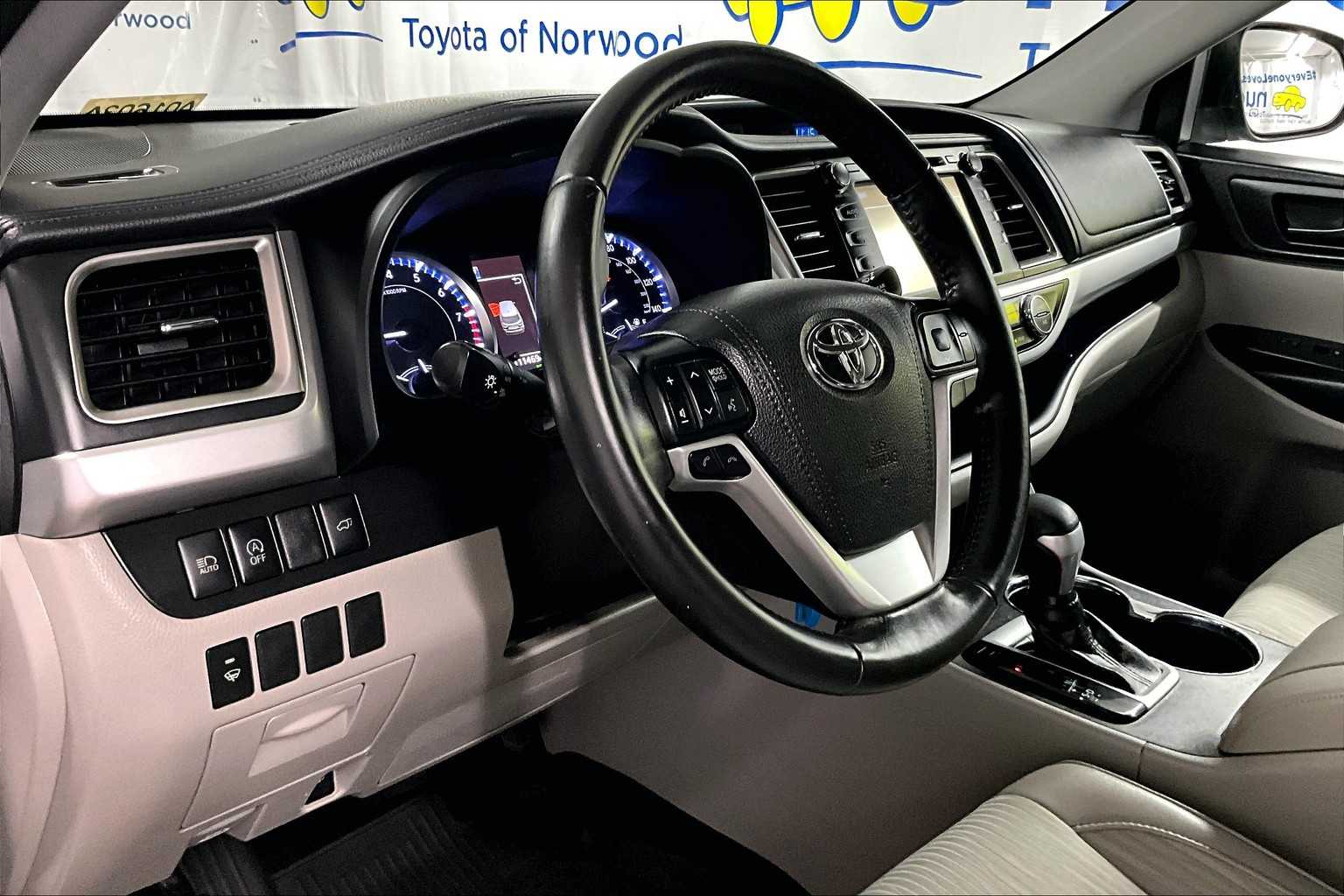2019 Toyota Highlander LE - Photo 8
