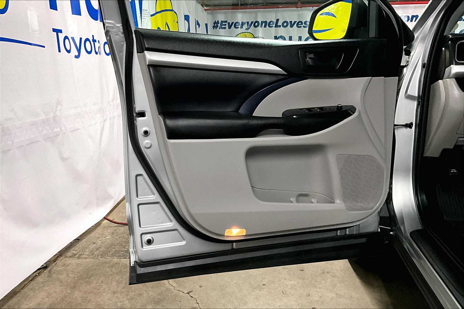 2019 Toyota Highlander LE - Photo 9