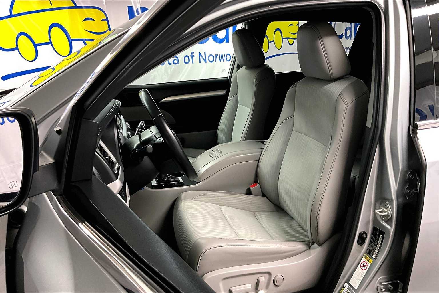 2019 Toyota Highlander LE - Photo 10