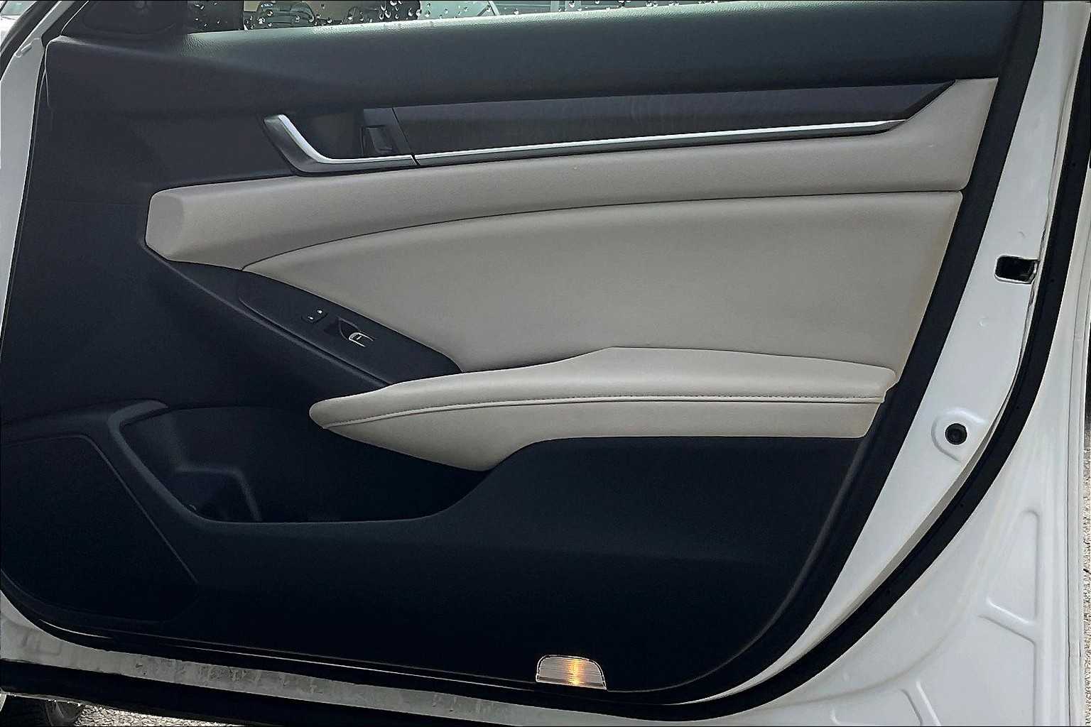 2018 Honda Accord Touring 2.0T - Photo 12