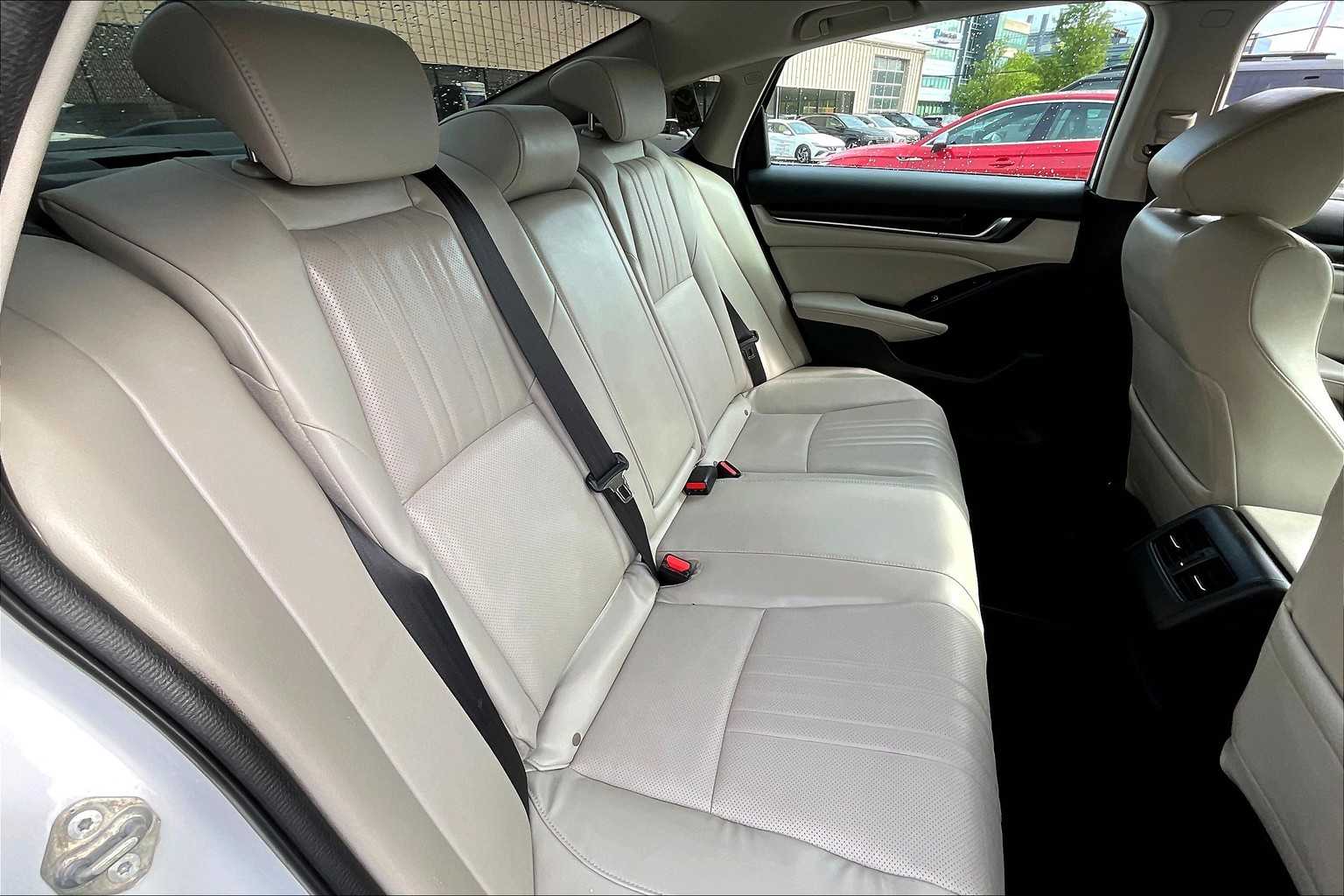 2018 Honda Accord Touring 2.0T - Photo 16