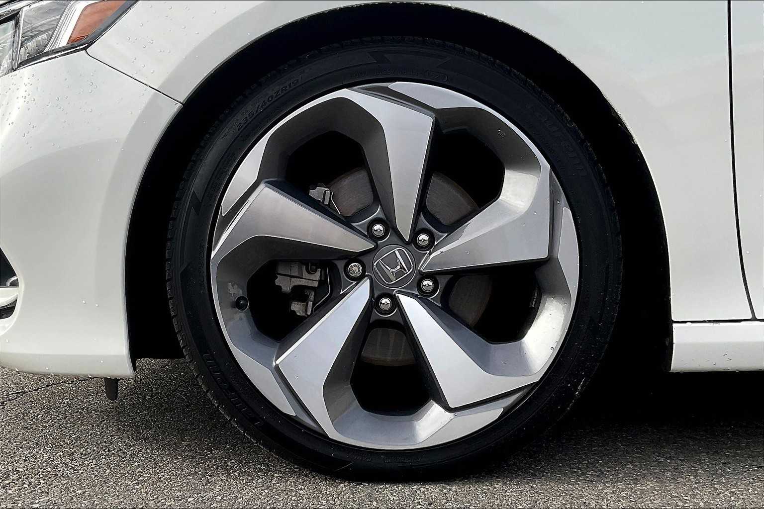 2018 Honda Accord Touring 2.0T - Photo 7