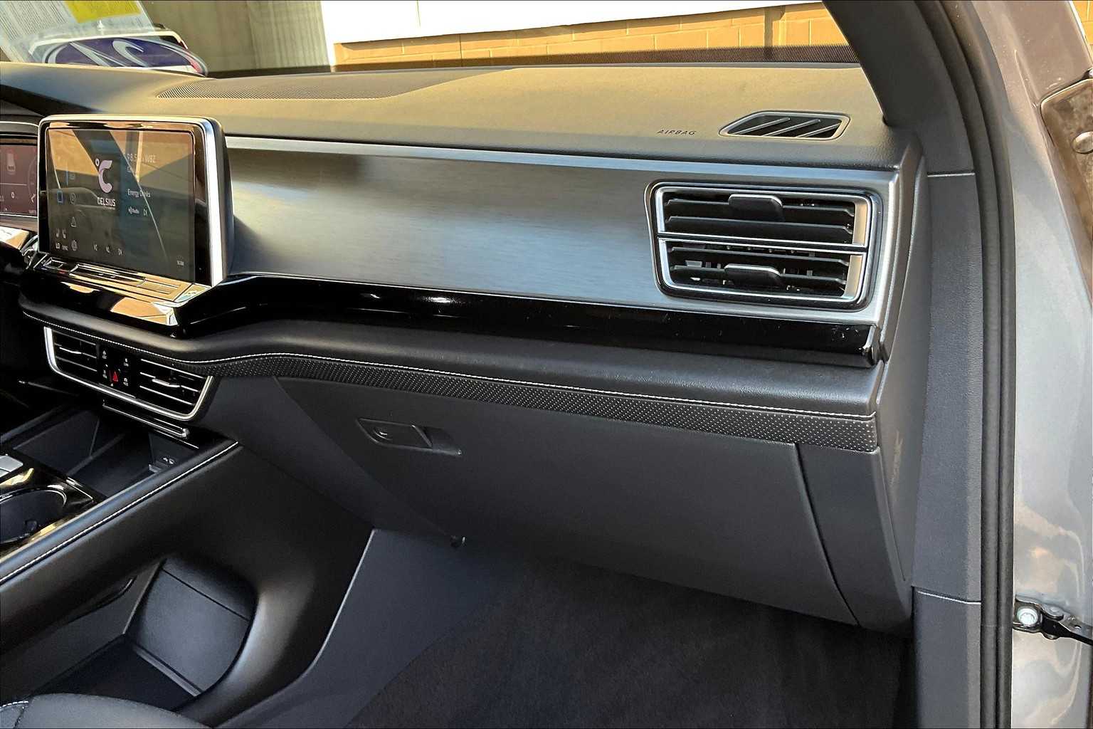 2024 Volkswagen Atlas Cross Sport 2.0T SE w/Technology - Photo 13