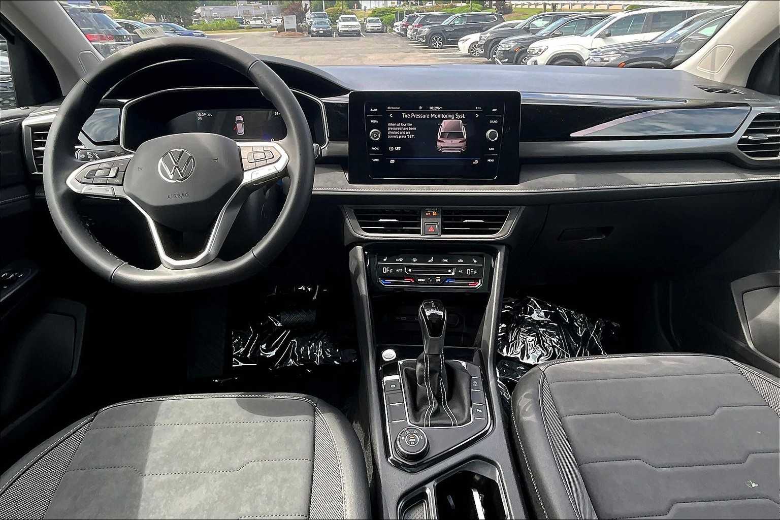 2025 Volkswagen Taos SE Black - Photo 12
