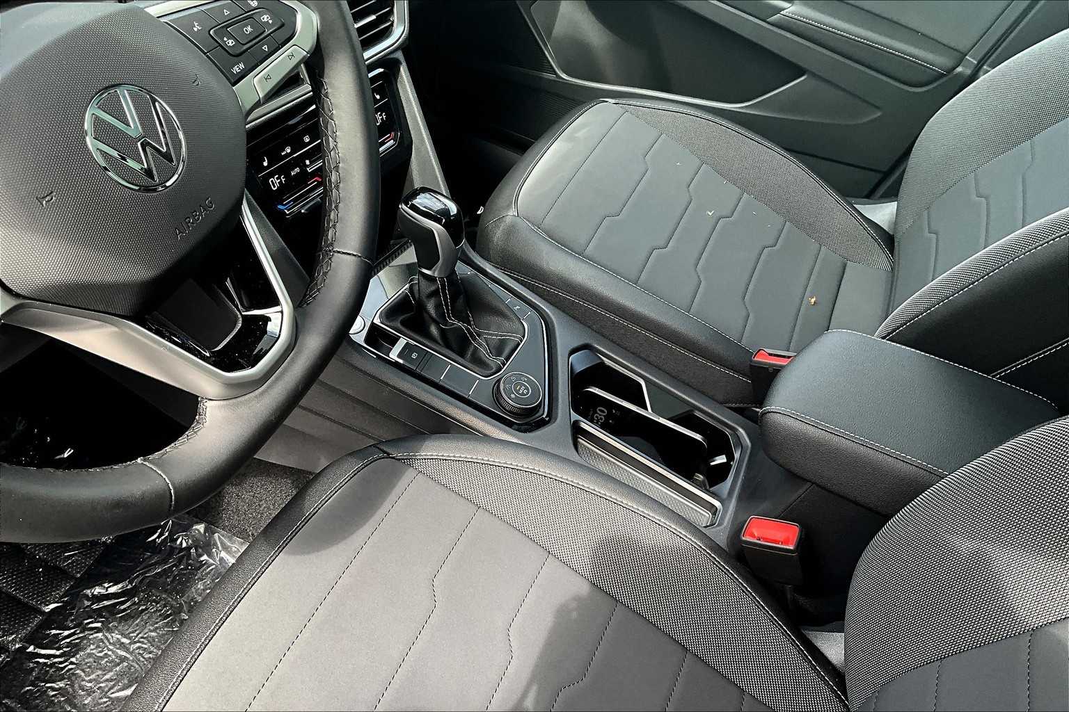 2025 Volkswagen Taos SE Black - Photo 14
