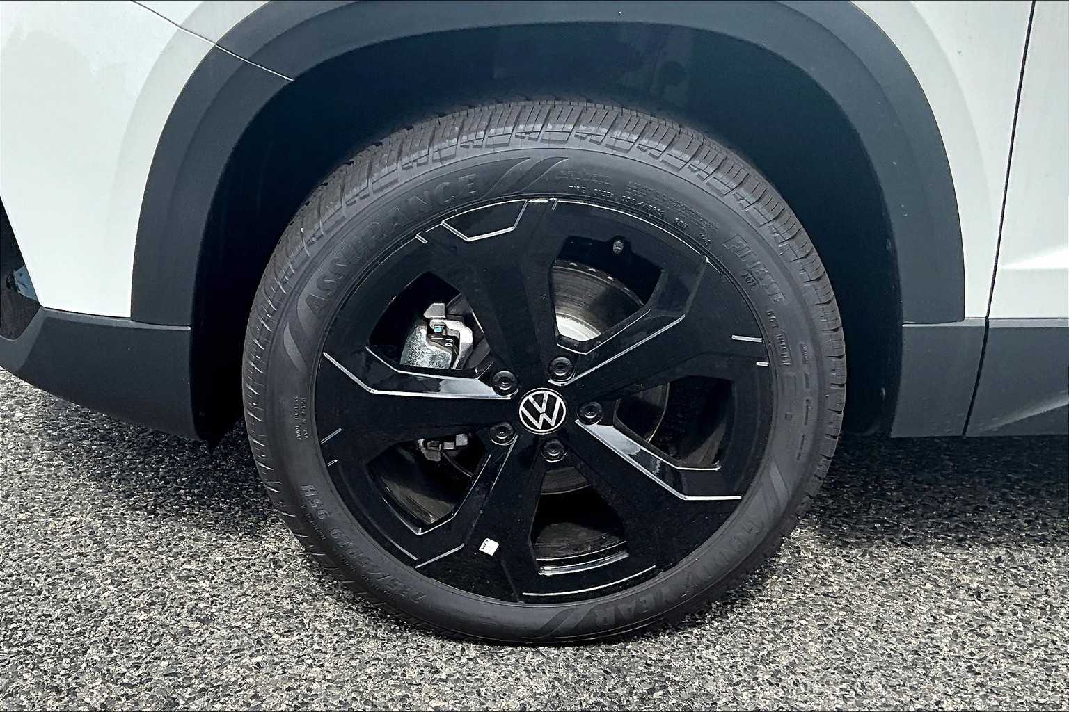 2025 Volkswagen Taos SE Black - Photo 8