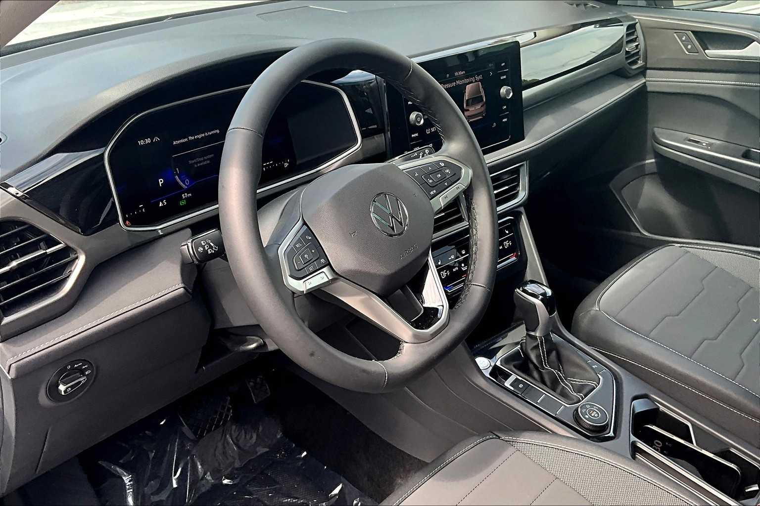 2025 Volkswagen Taos SE Black - Photo 9