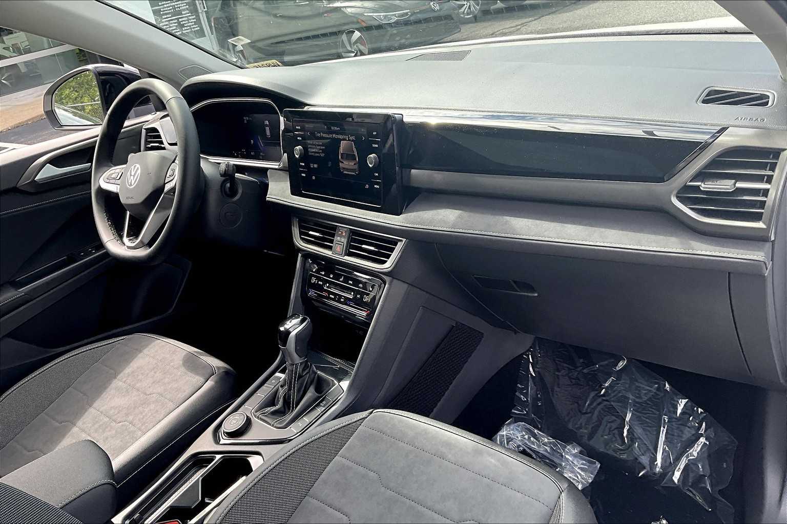 2025 Volkswagen Taos SE Black - Photo 10