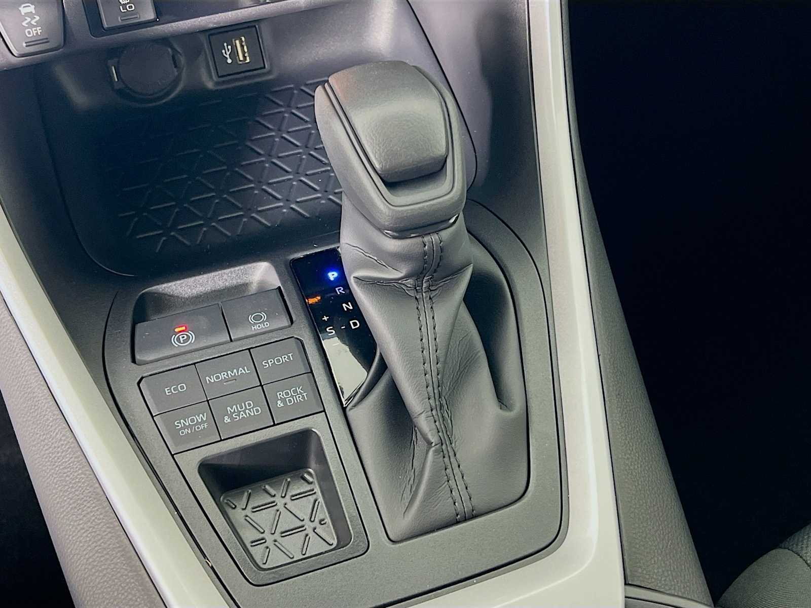 2025 Toyota RAV4 XLE - Photo 11