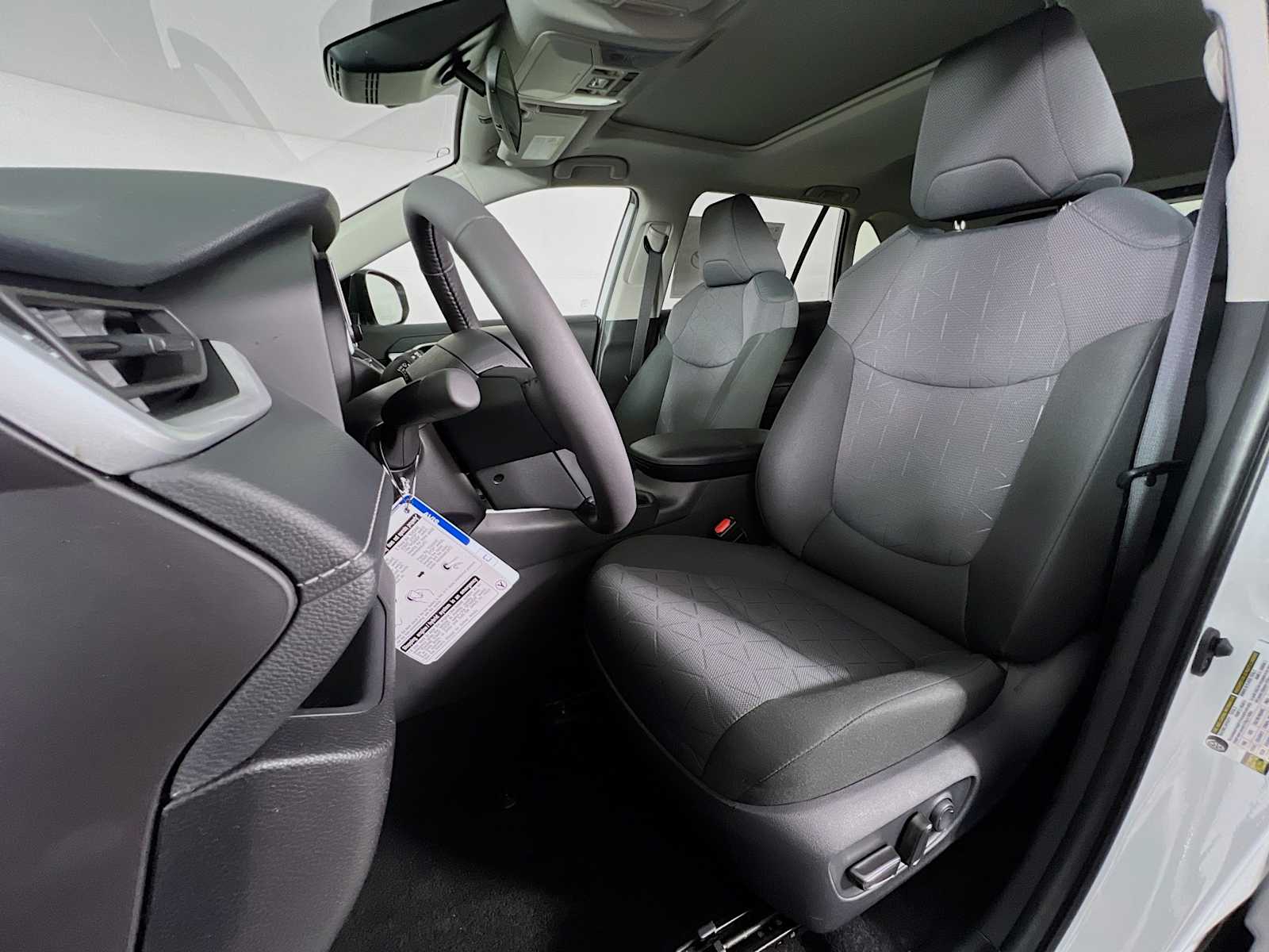 2025 Toyota RAV4 XLE - Photo 12