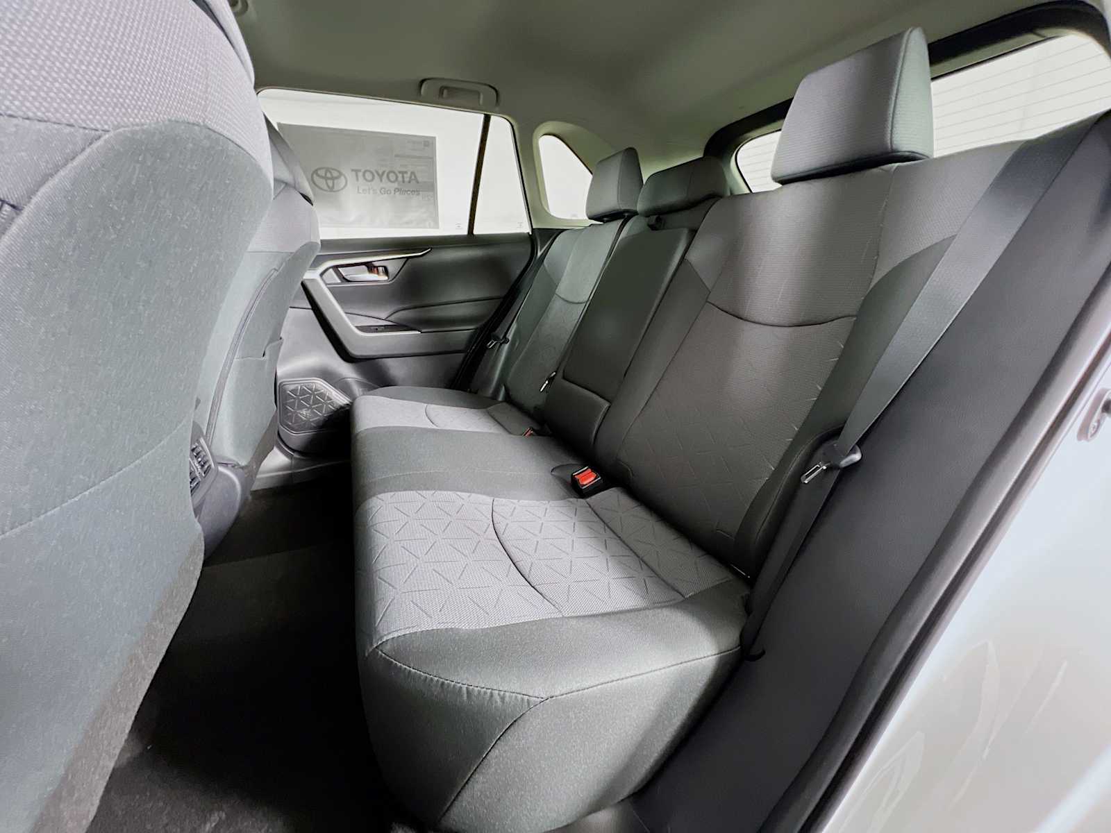 2025 Toyota RAV4 XLE - Photo 13