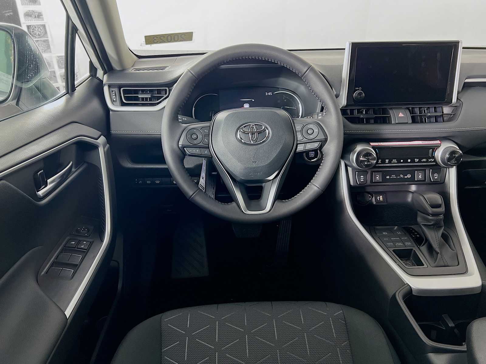 2025 Toyota RAV4 XLE - Photo 15