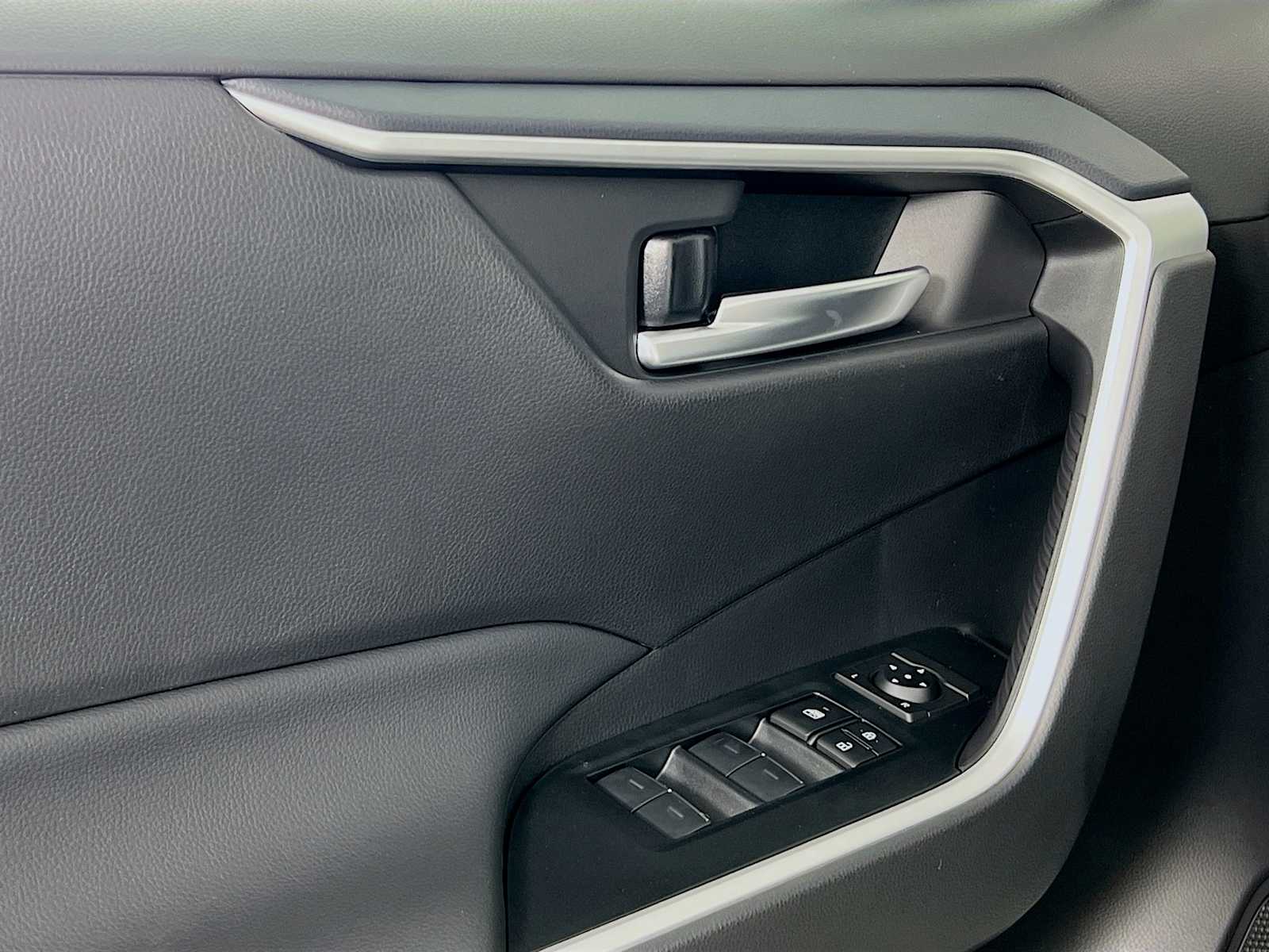 2025 Toyota RAV4 XLE - Photo 16