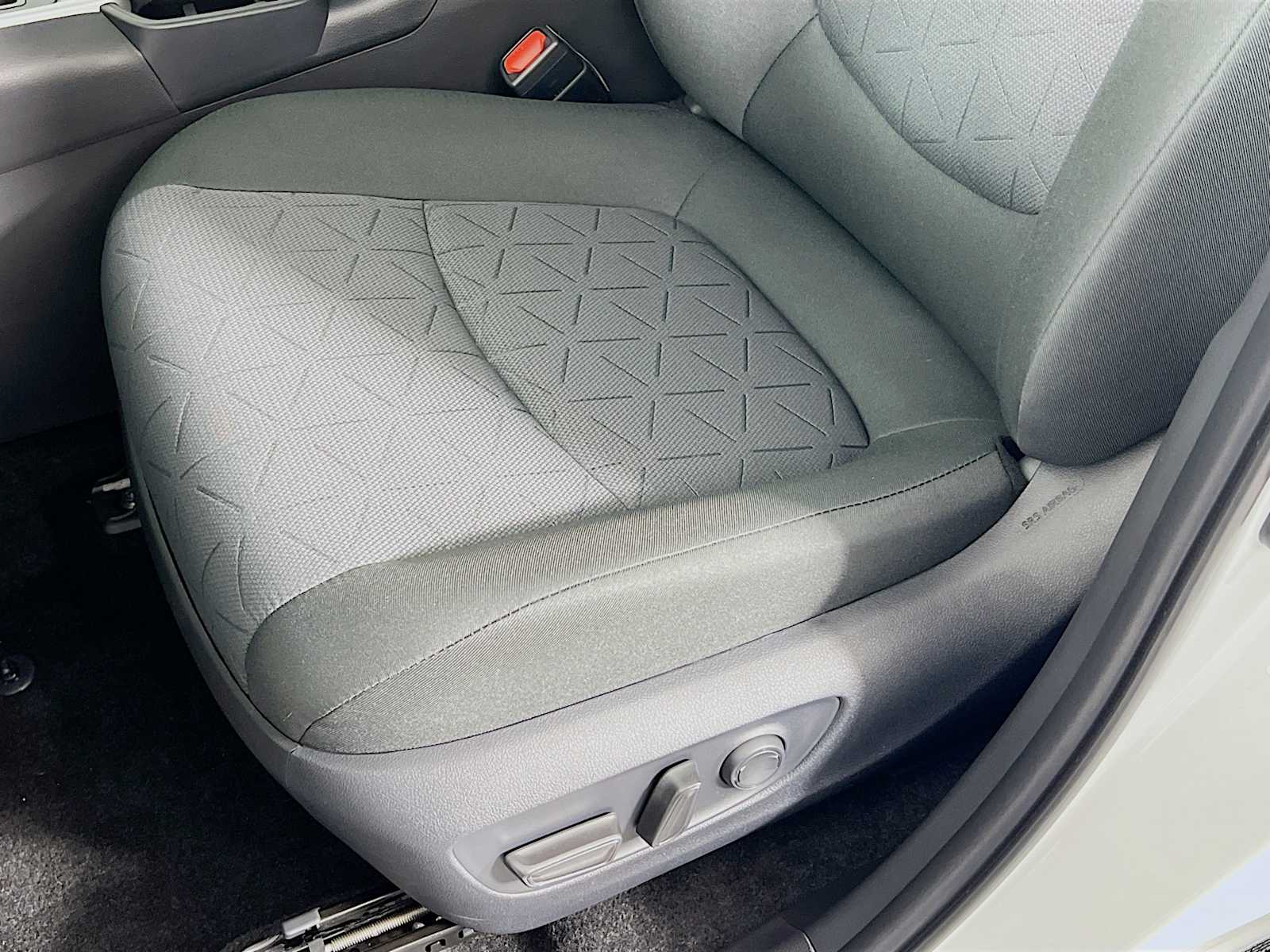 2025 Toyota RAV4 XLE - Photo 17
