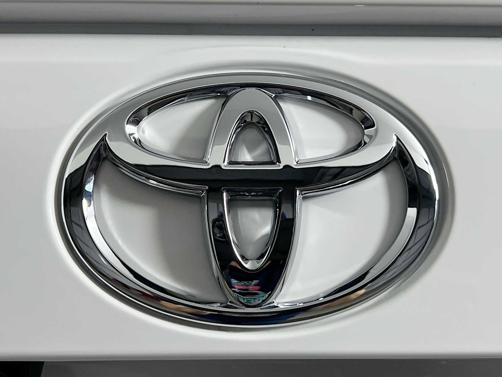 2025 Toyota RAV4 XLE - Photo 18