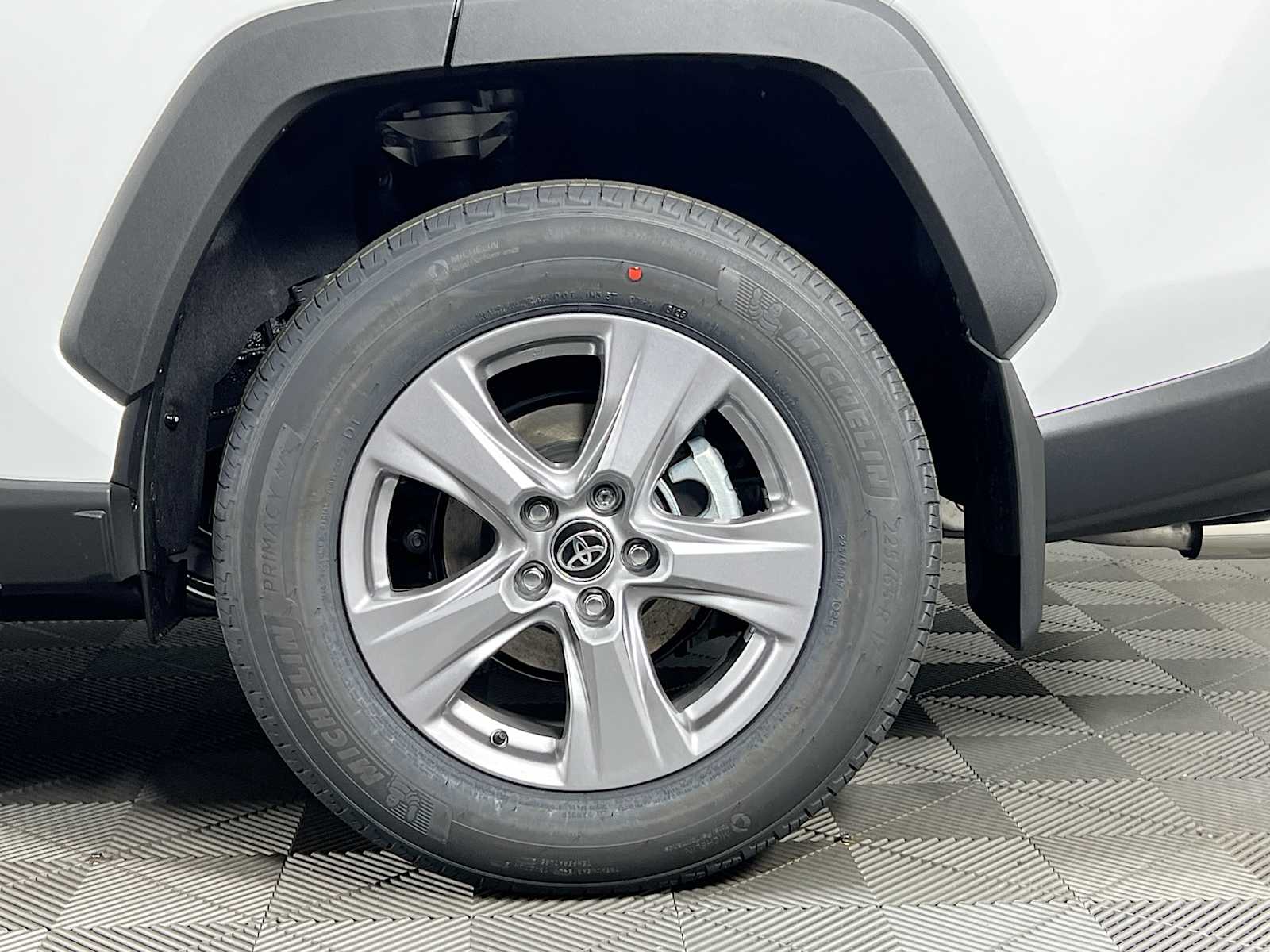 2025 Toyota RAV4 XLE - Photo 19