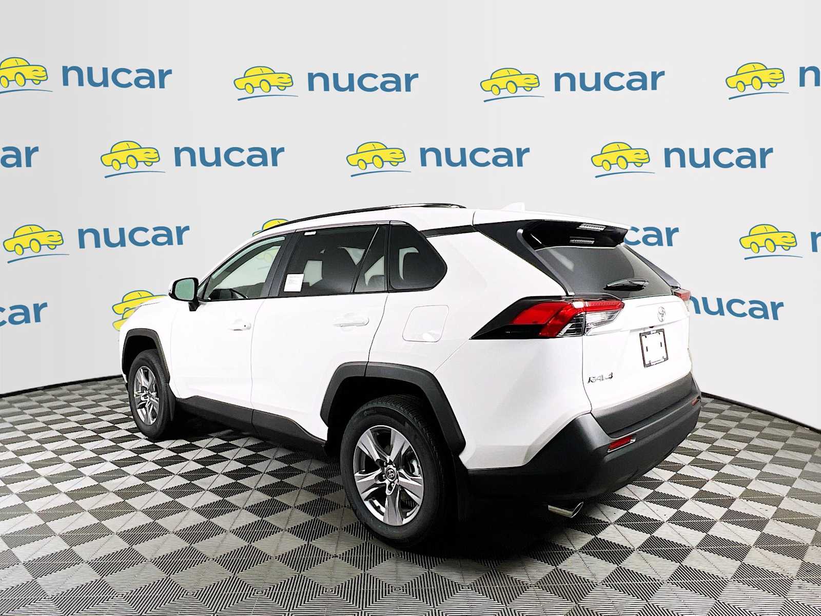2025 Toyota RAV4 XLE - Photo 4