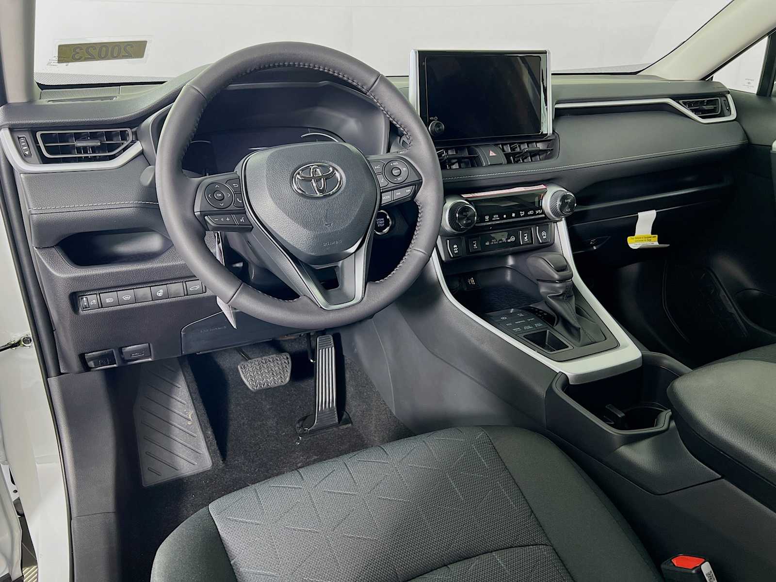 2025 Toyota RAV4 XLE - Photo 6