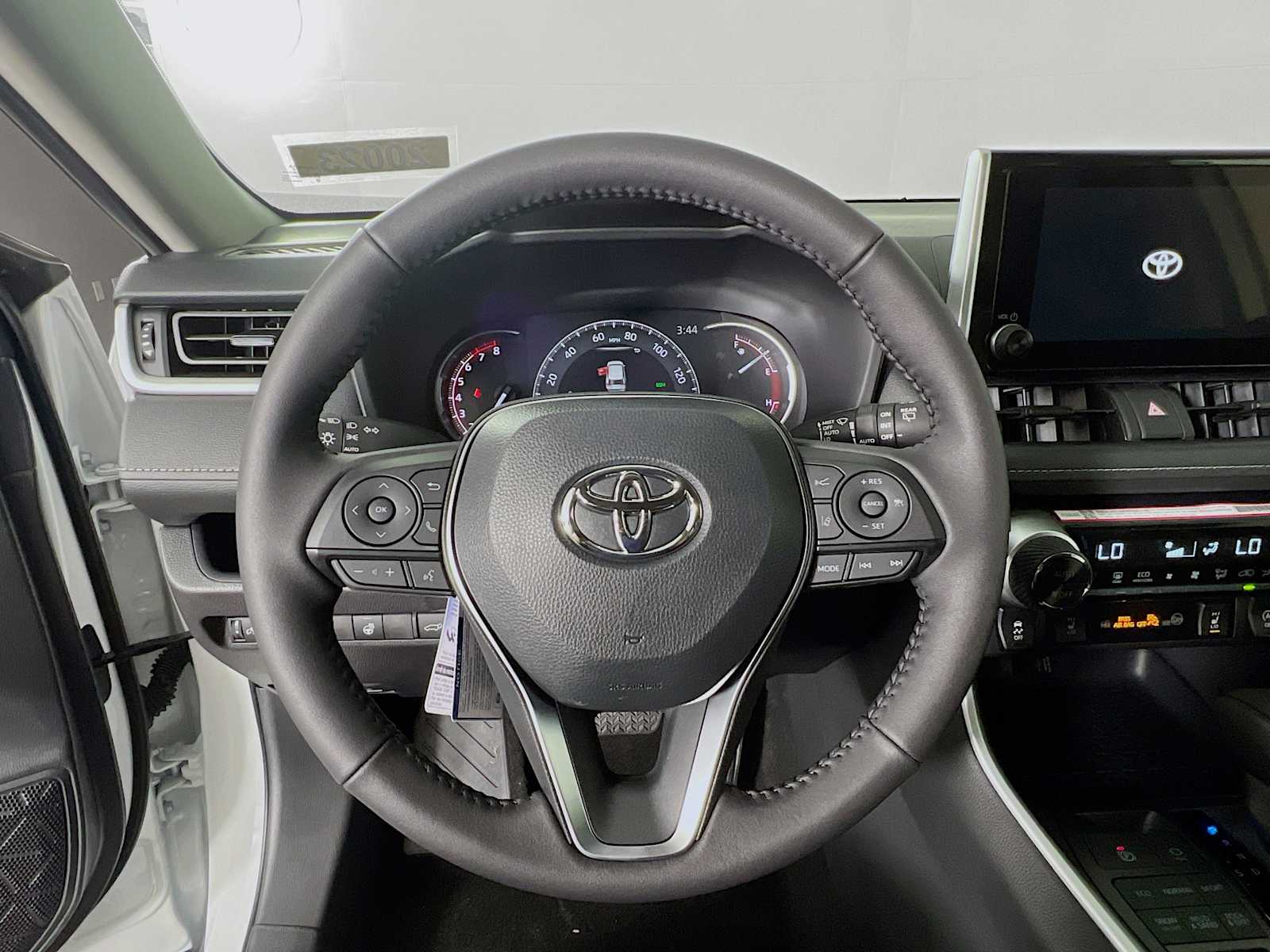 2025 Toyota RAV4 XLE - Photo 7