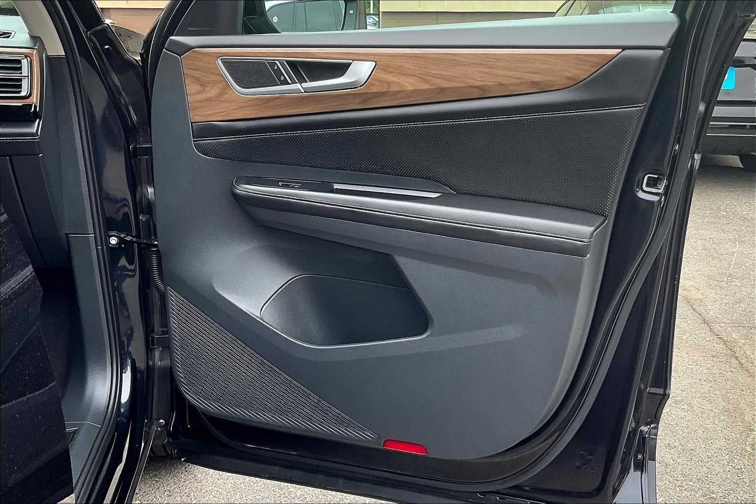 2024 Volkswagen Atlas 2.0T SE w/Technology - Photo 12