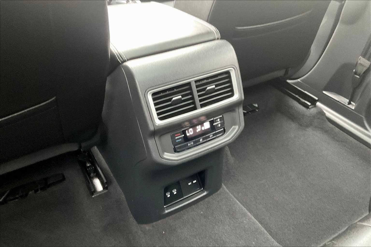 2024 Volkswagen Atlas 2.0T SE w/Technology - Photo 29