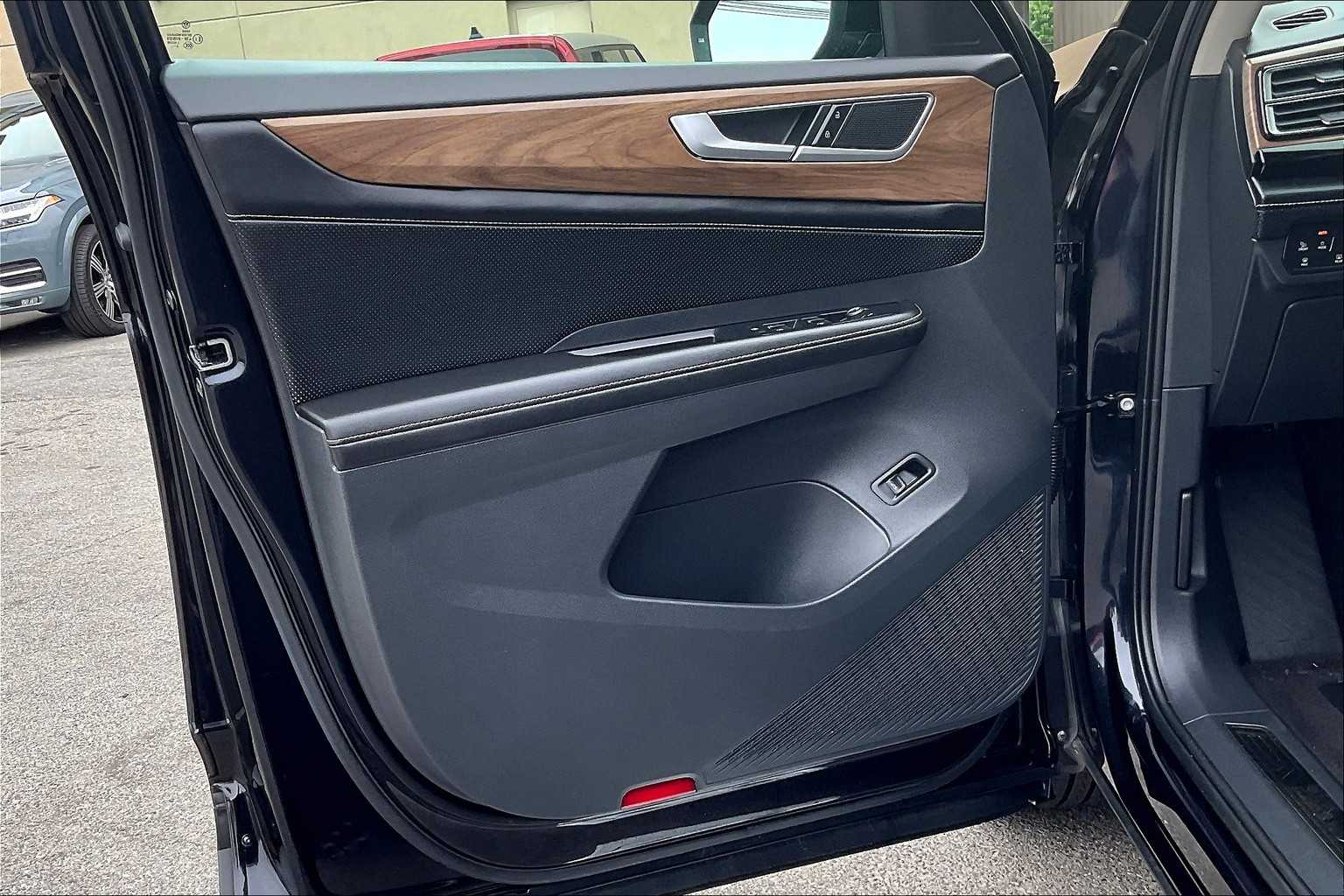 2024 Volkswagen Atlas 2.0T SE w/Technology - Photo 9