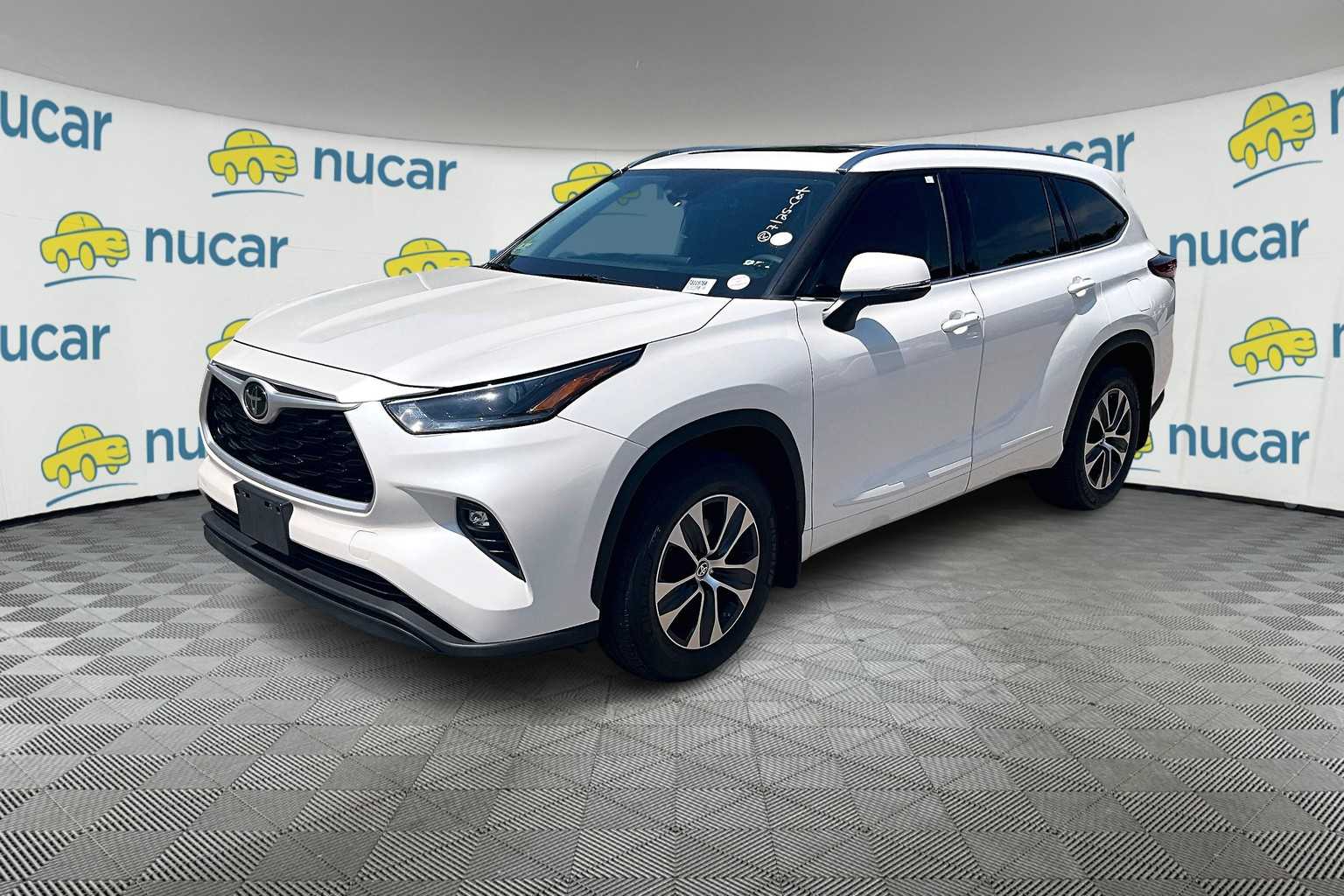 2021 Toyota Highlander XLE - Photo 2
