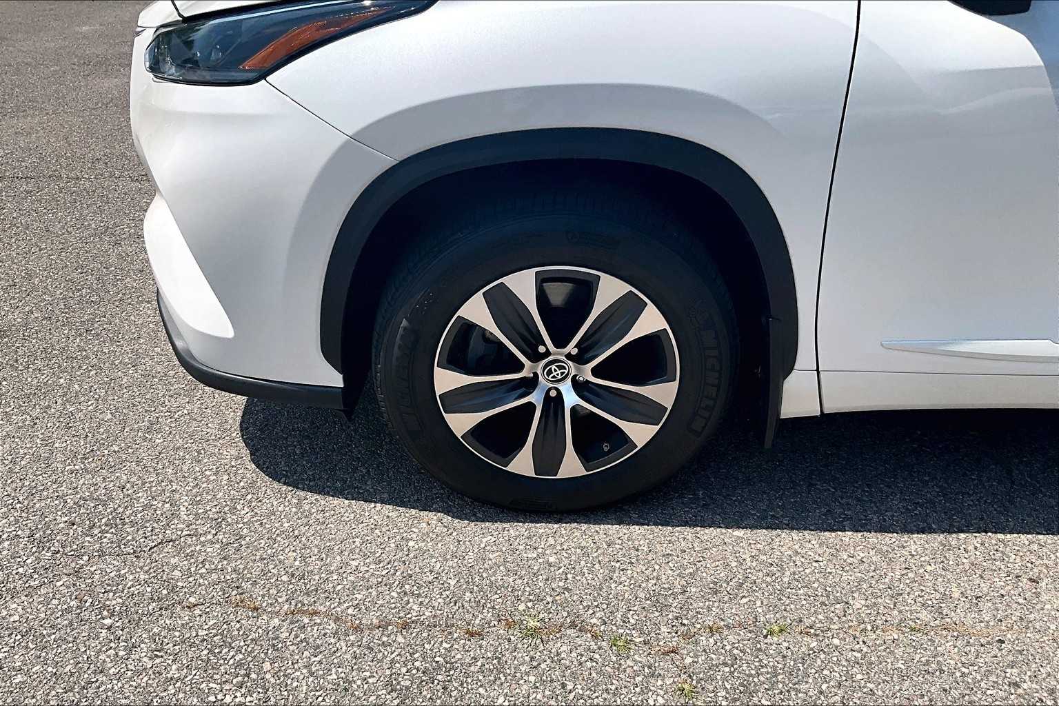 2021 Toyota Highlander XLE - Photo 4