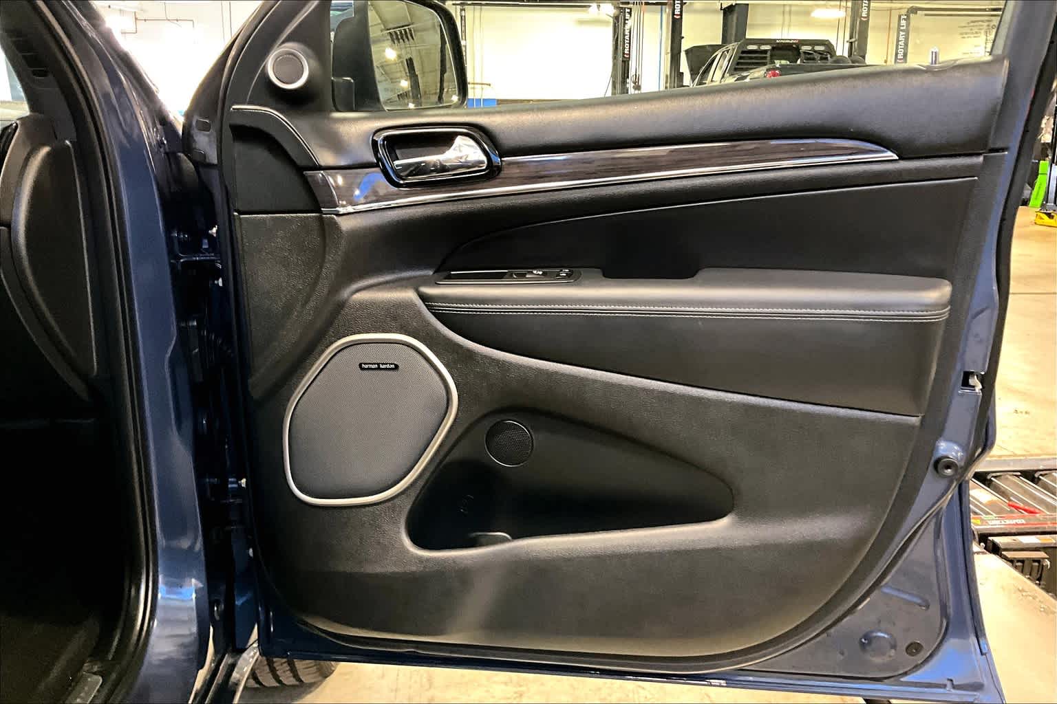 2020 Jeep Grand Cherokee Overland - Photo 12