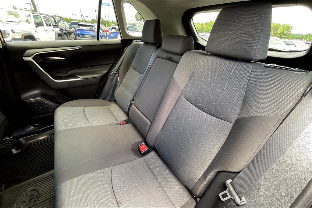 2022 Toyota RAV4 XLE - Photo 14