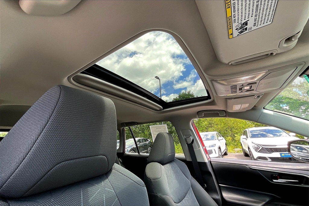 2022 Toyota RAV4 XLE - Photo 21
