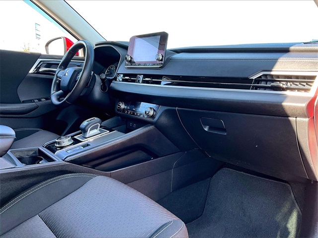 2022 Mitsubishi Outlander ES - Photo 13
