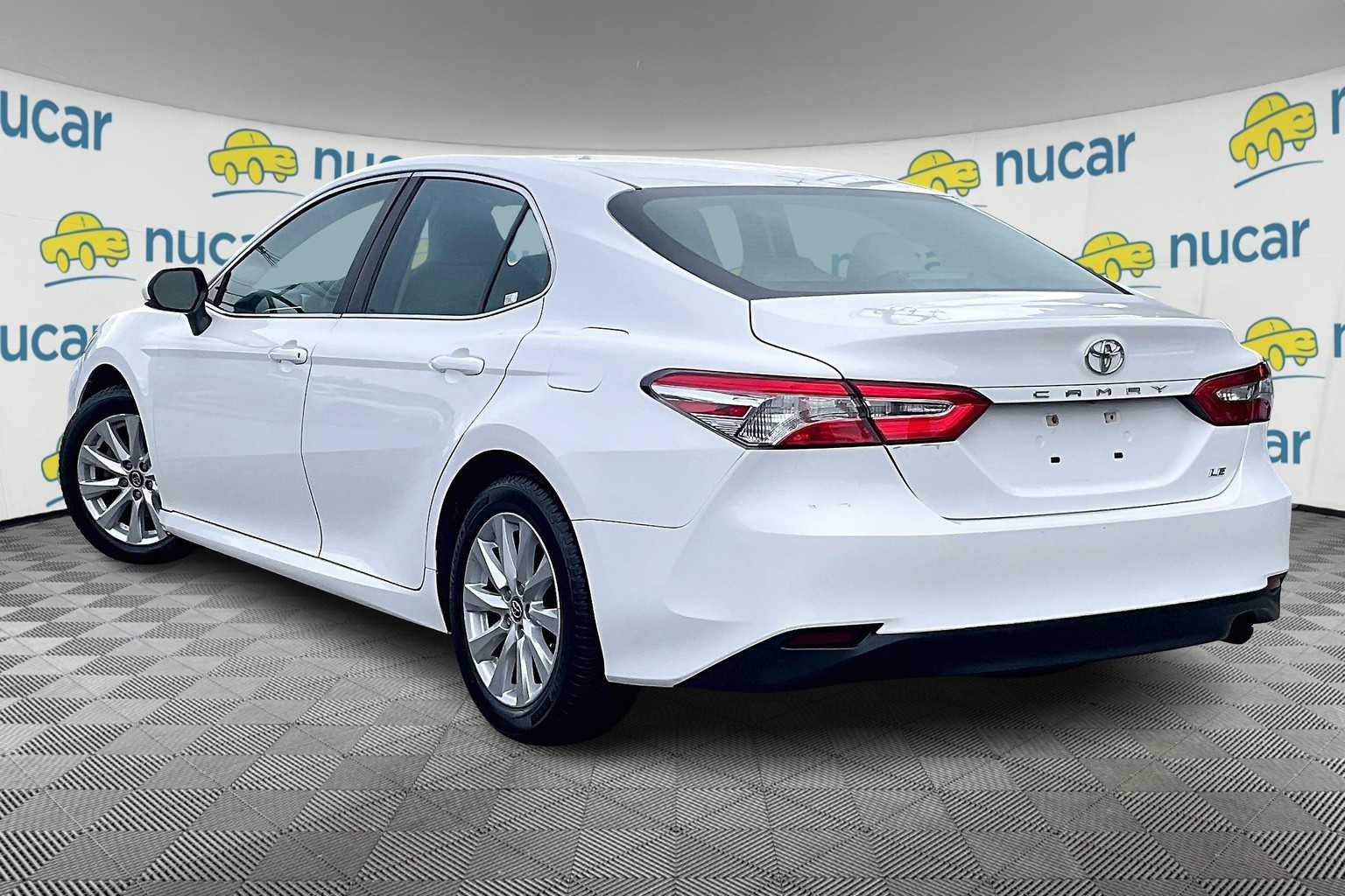 2018 Toyota Camry LE - Photo 4