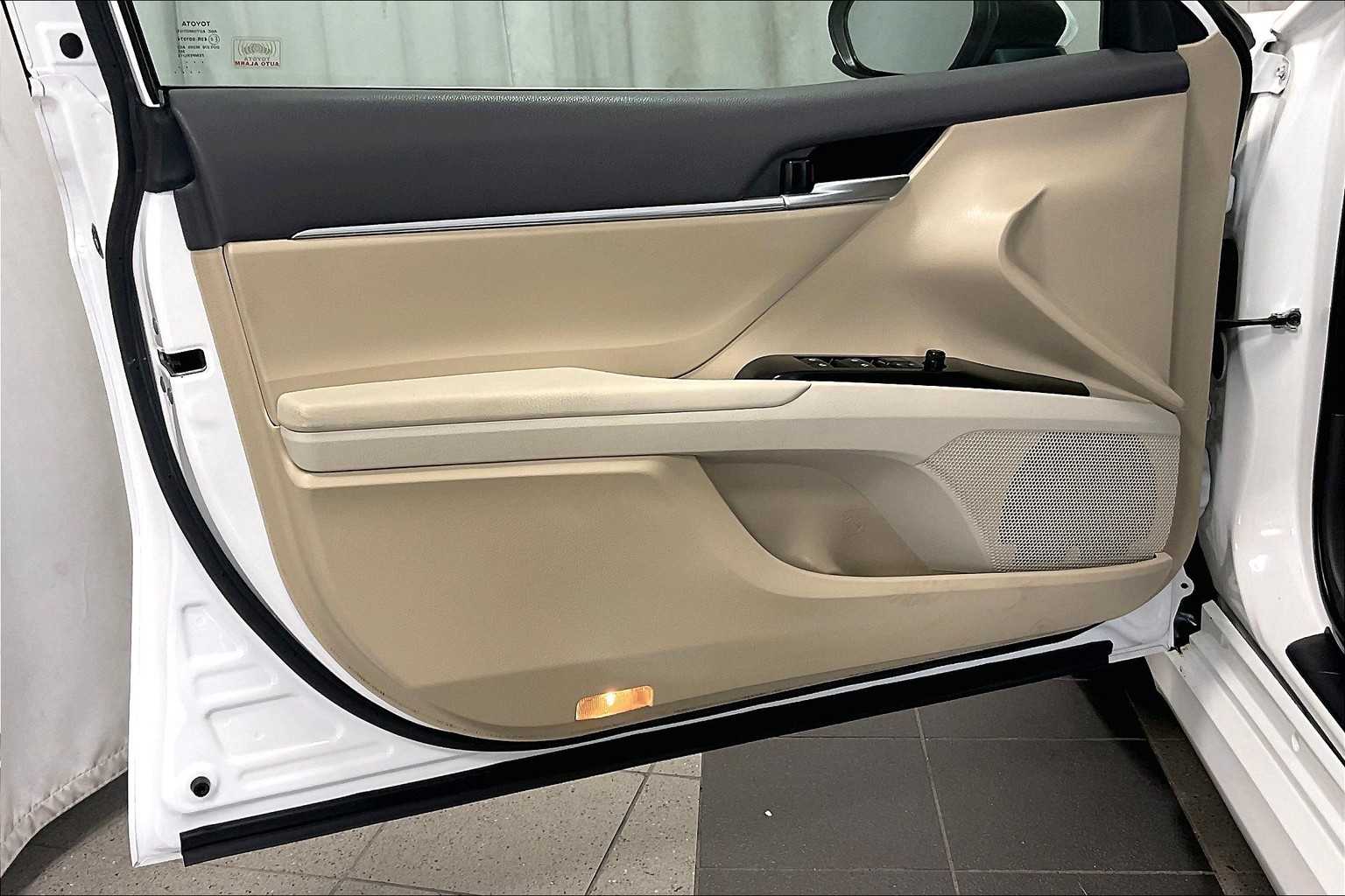 2018 Toyota Camry LE - Photo 9