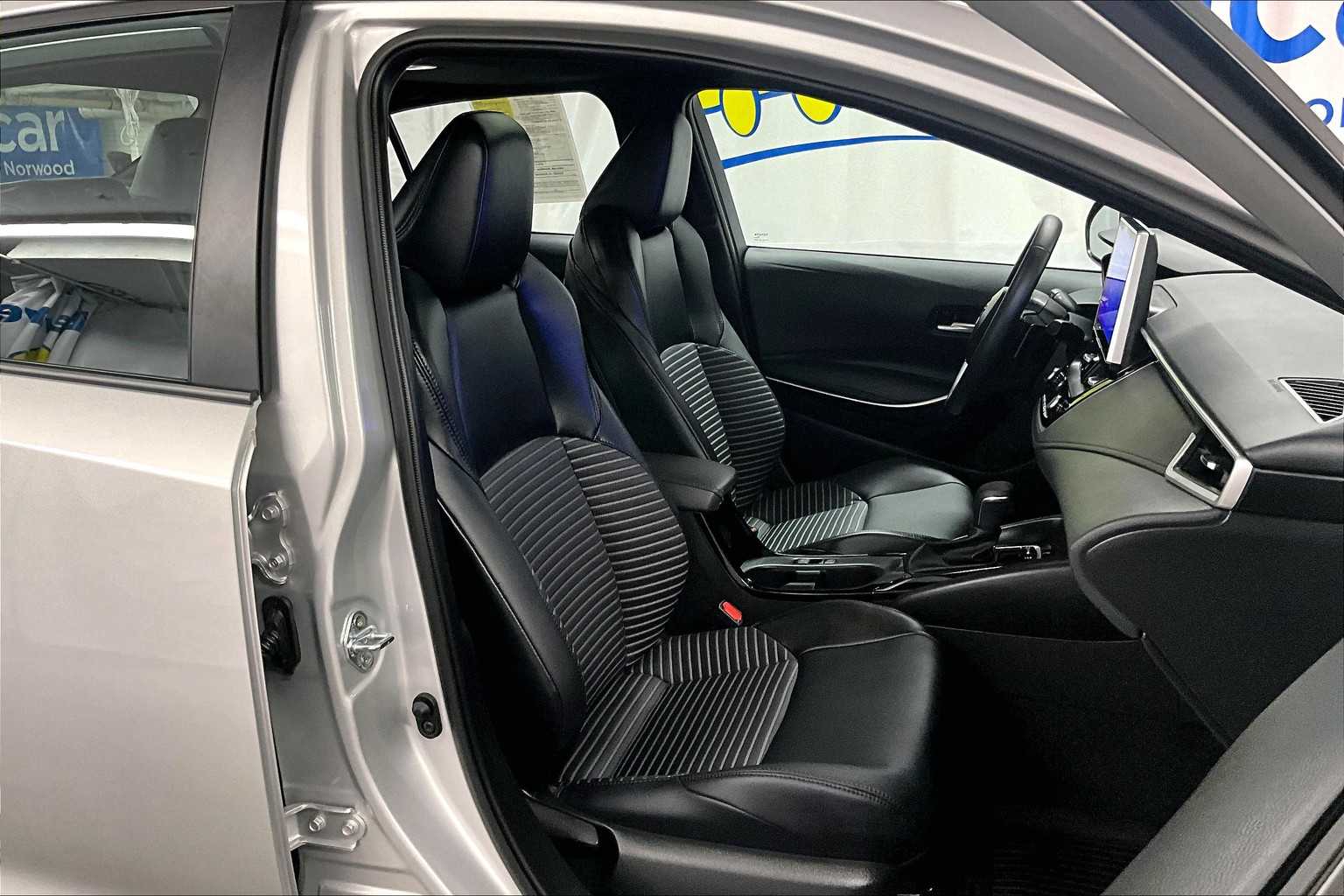 2025 Toyota Corolla XSE - Photo 11