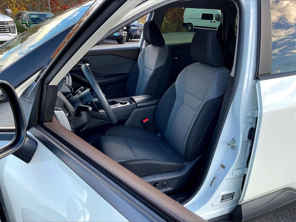 2023 Nissan Rogue SV - Photo 9