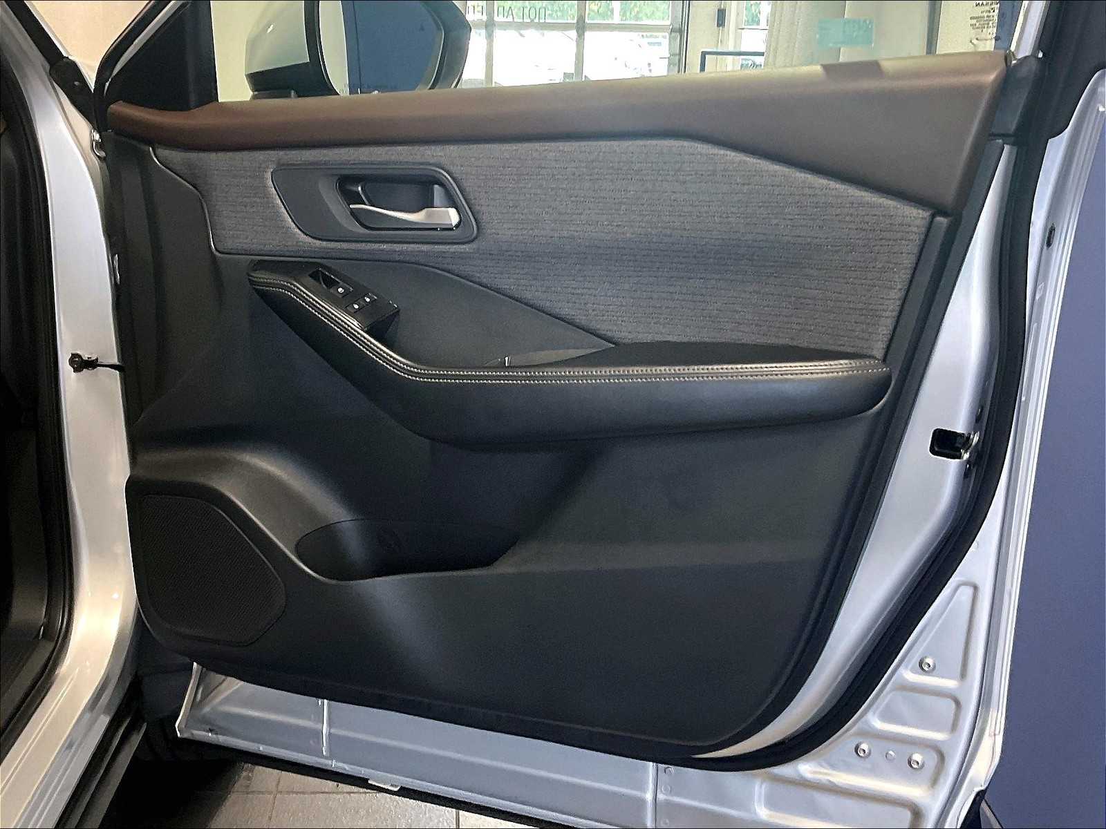 2023 Nissan Rogue SV - Photo 12